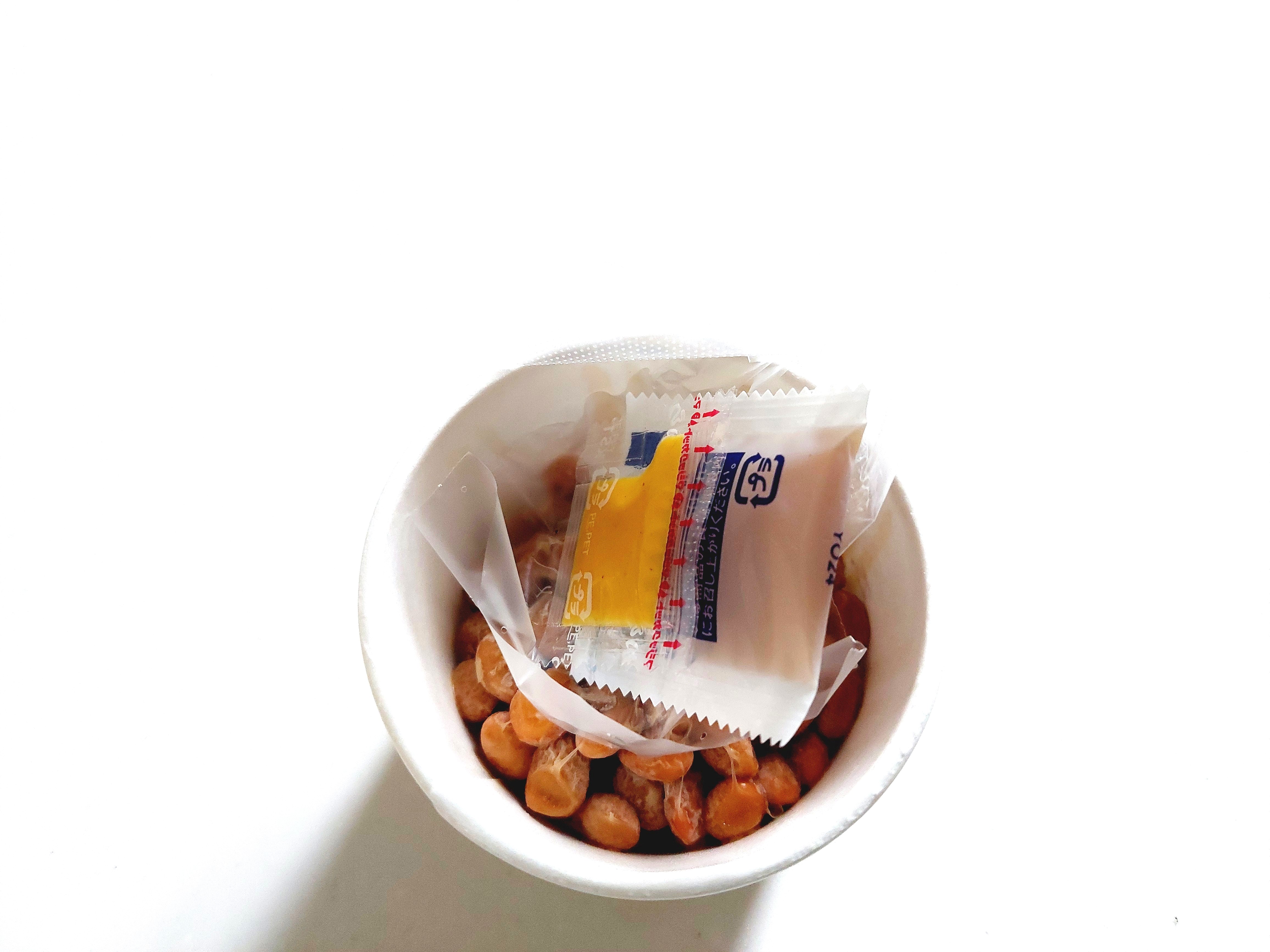 コープ「北海道産大豆の小粒納豆カップ」フタを開けてみた1