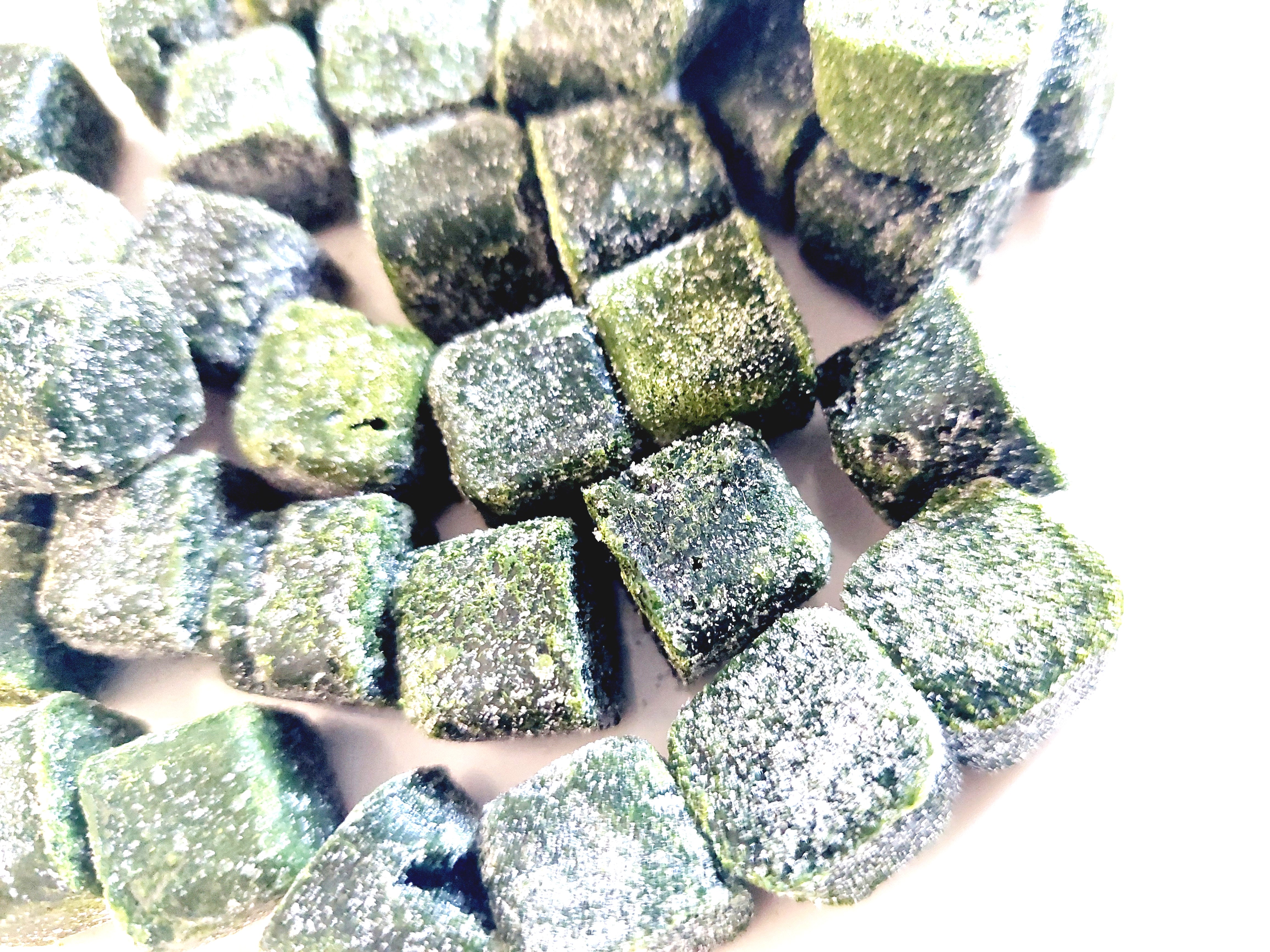 パルシステム「yumyumうらごしほうれん草キューブ」凍ったままの中身アップ