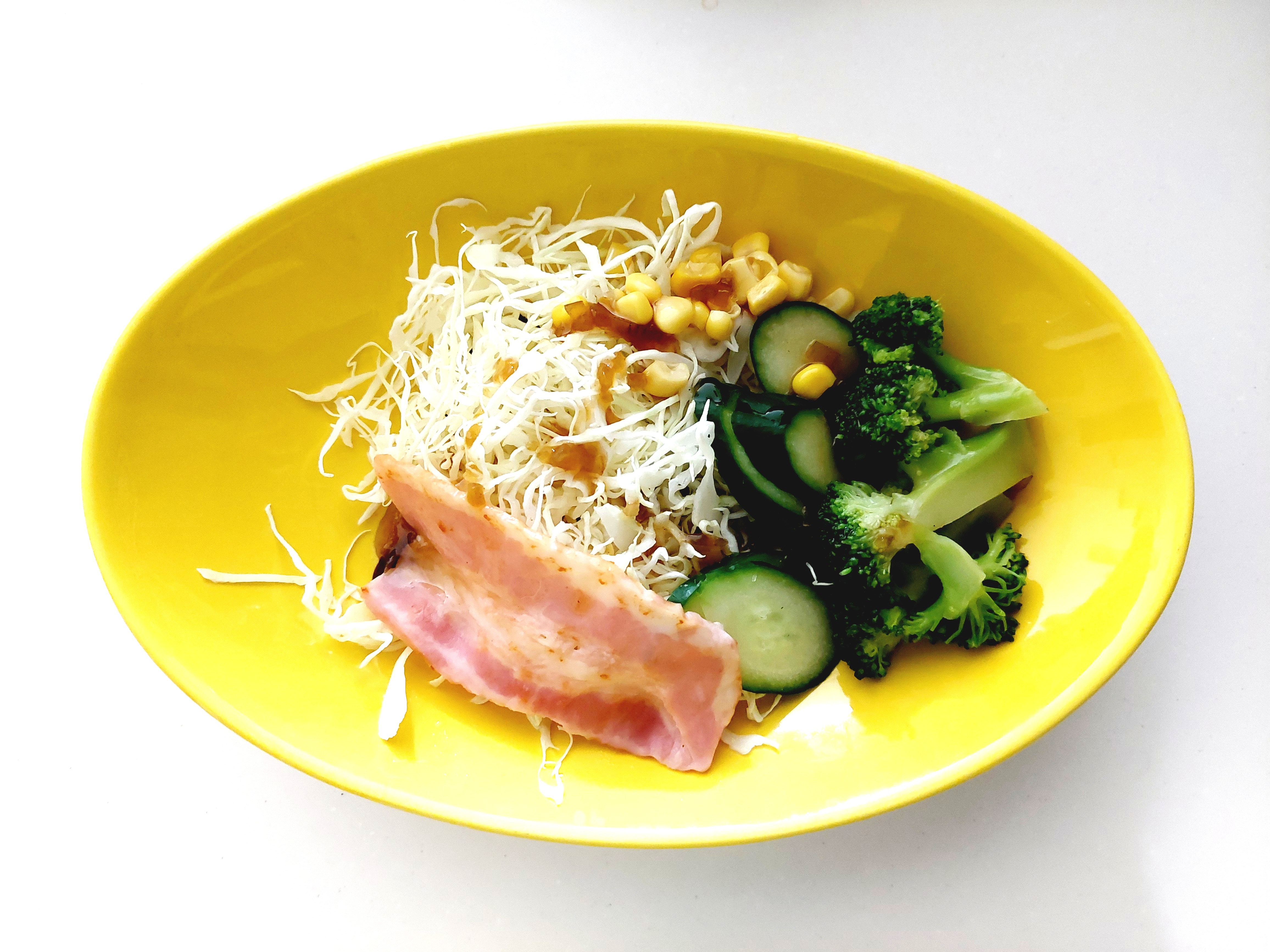 コープ「国産たまねぎの旨ぽん酢(四国産ゆず果汁使用)」サラダにかけてみた1