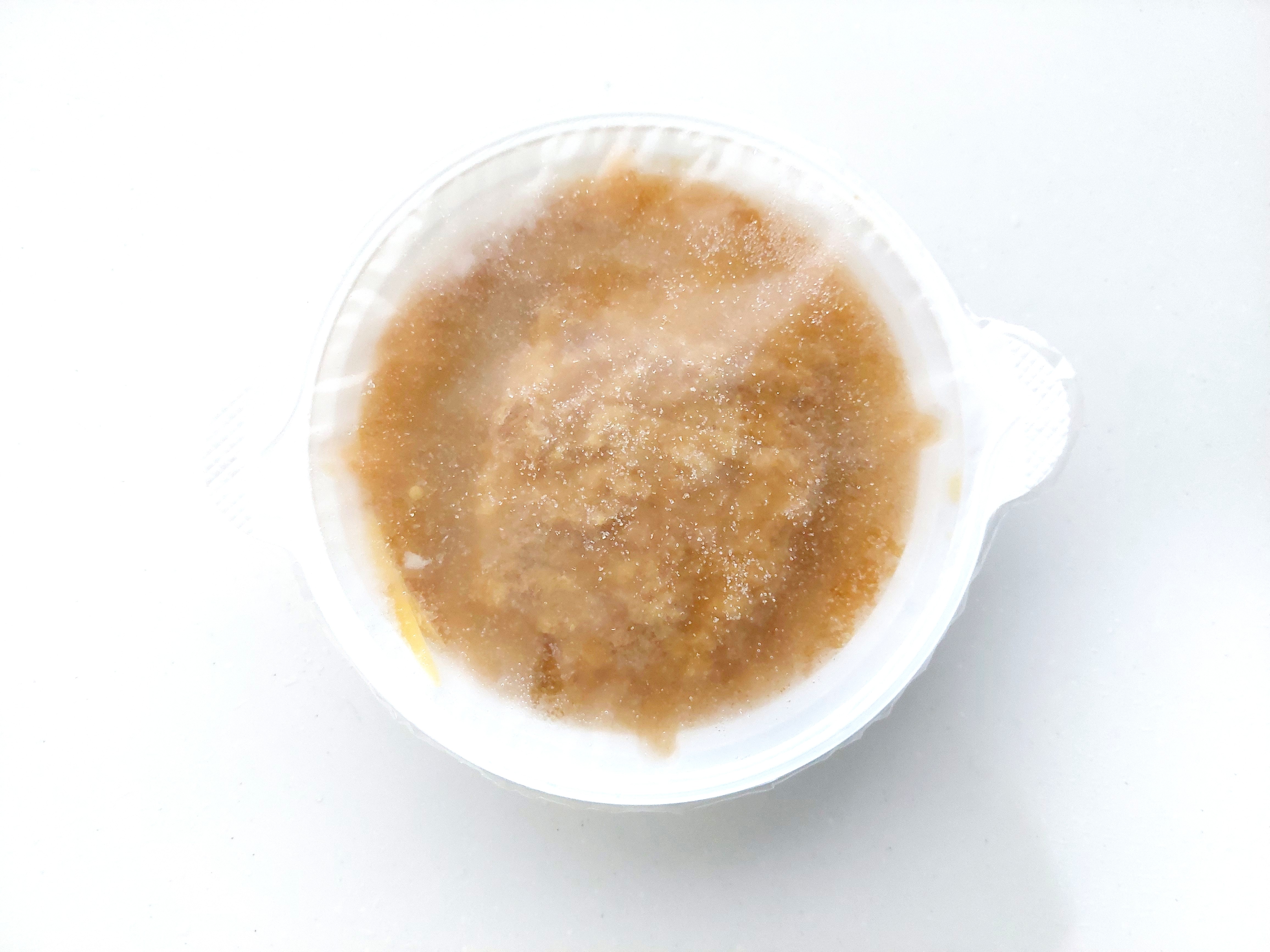 コープ「レンジでロースかつ丼の具」凍ったままの中身の画像