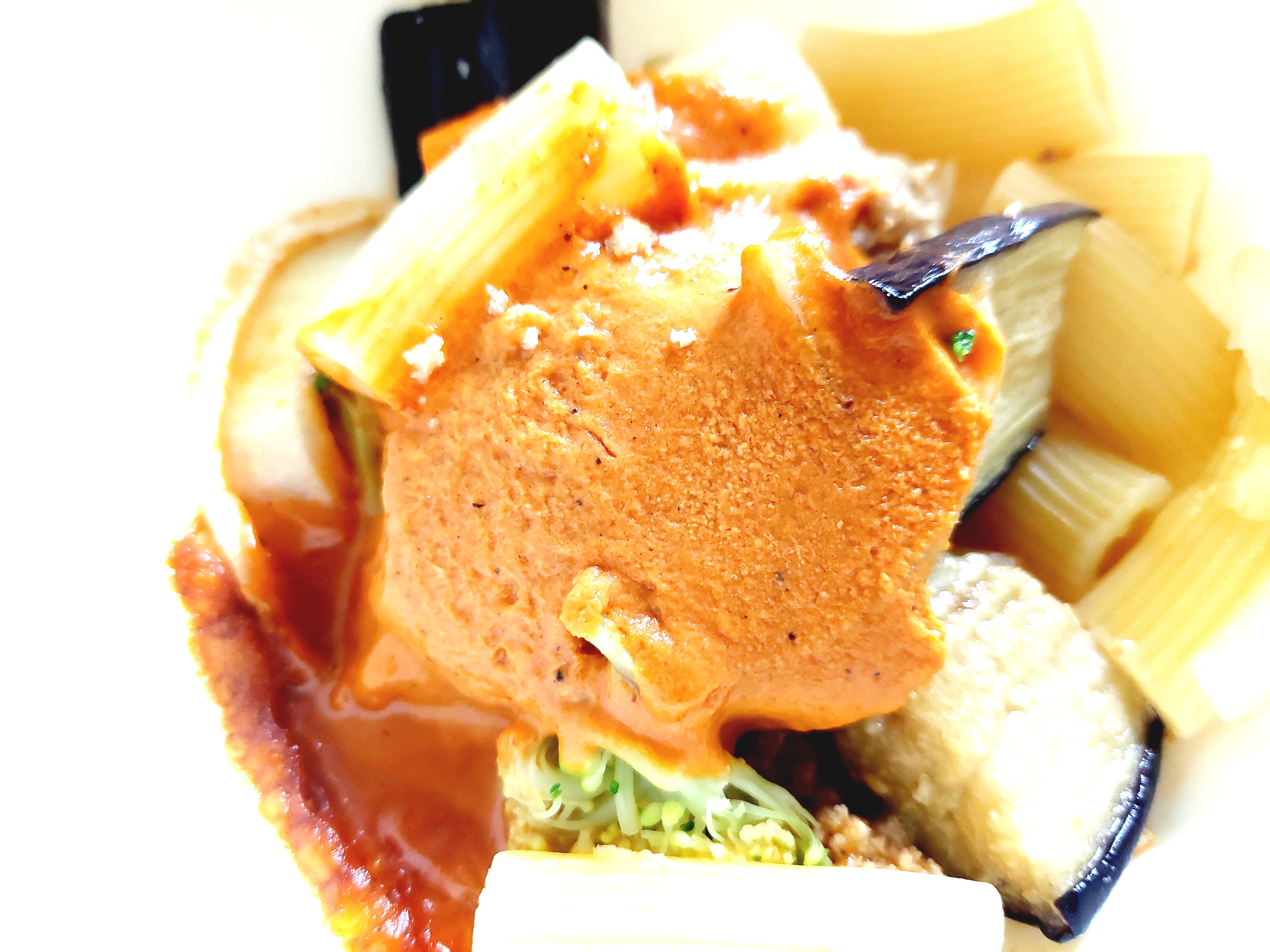 グリーンスプーン「豚ひき肉と香味野菜の贅沢クリーミーボロネーゼ」加熱直後のソースの塊