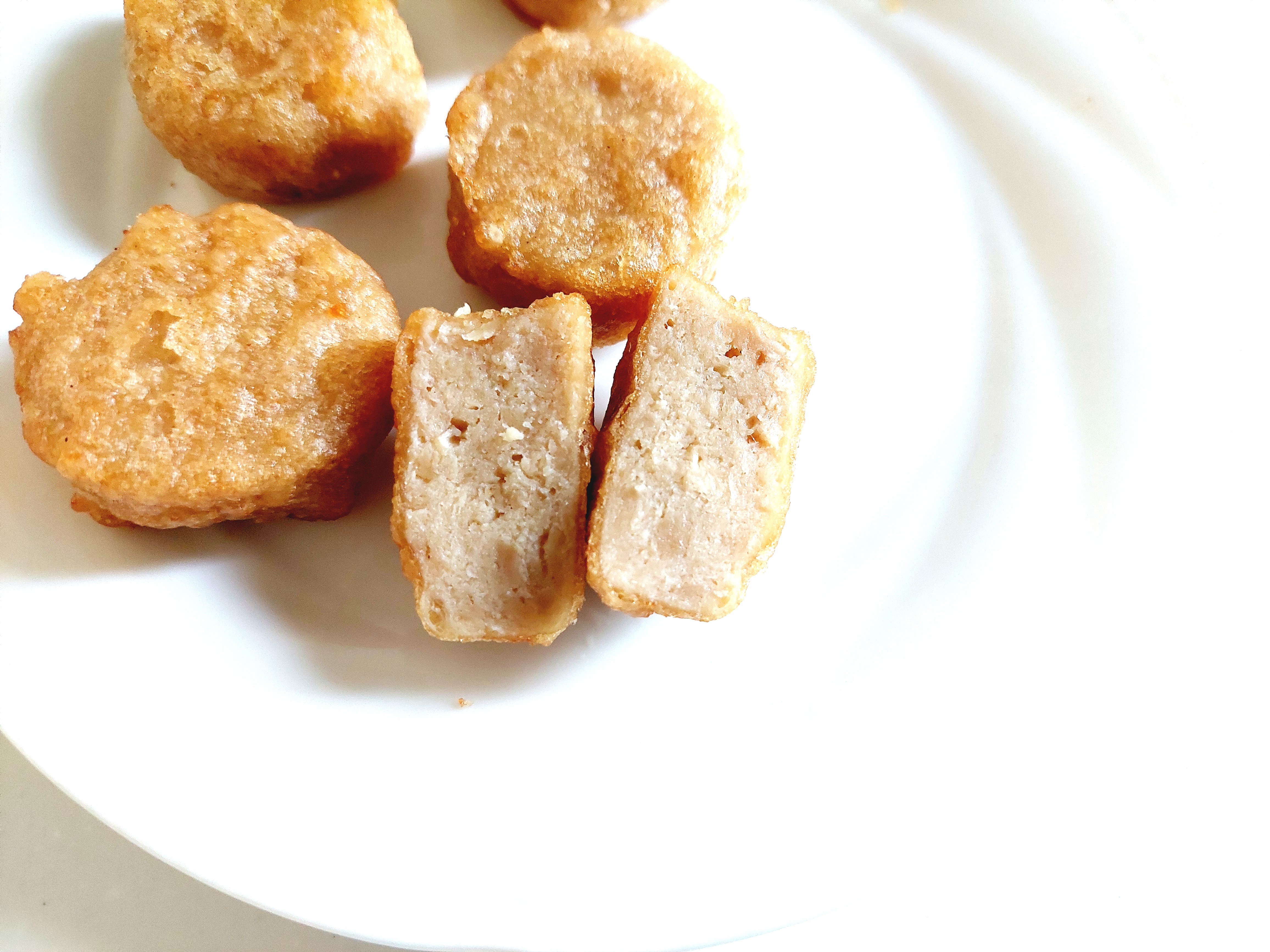 コープ「大豆でつくったから揚げ　まめからくん」半分に切ってみた