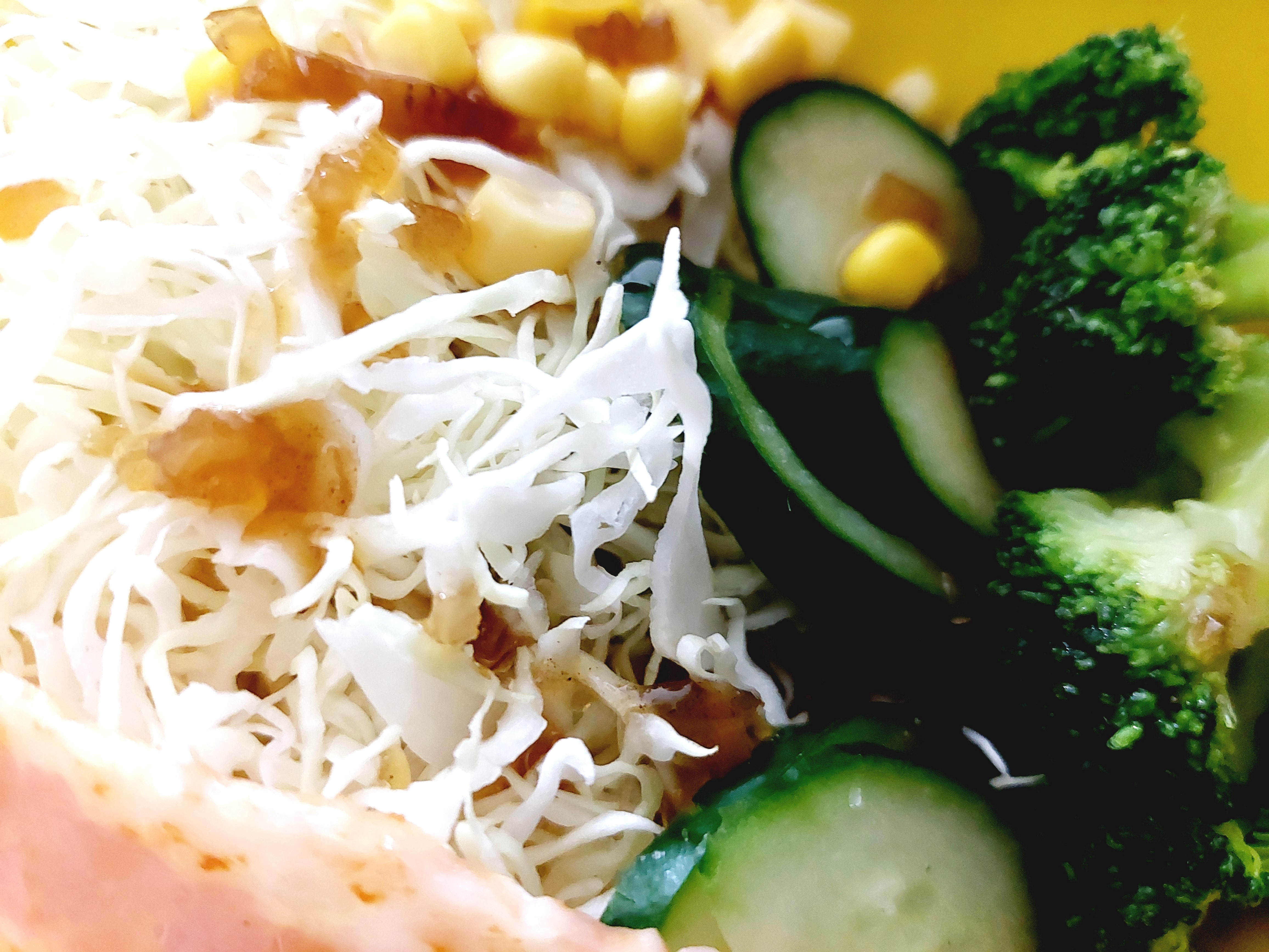 コープ「国産たまねぎの旨ぽん酢(四国産ゆず果汁使用)」サラダアップ