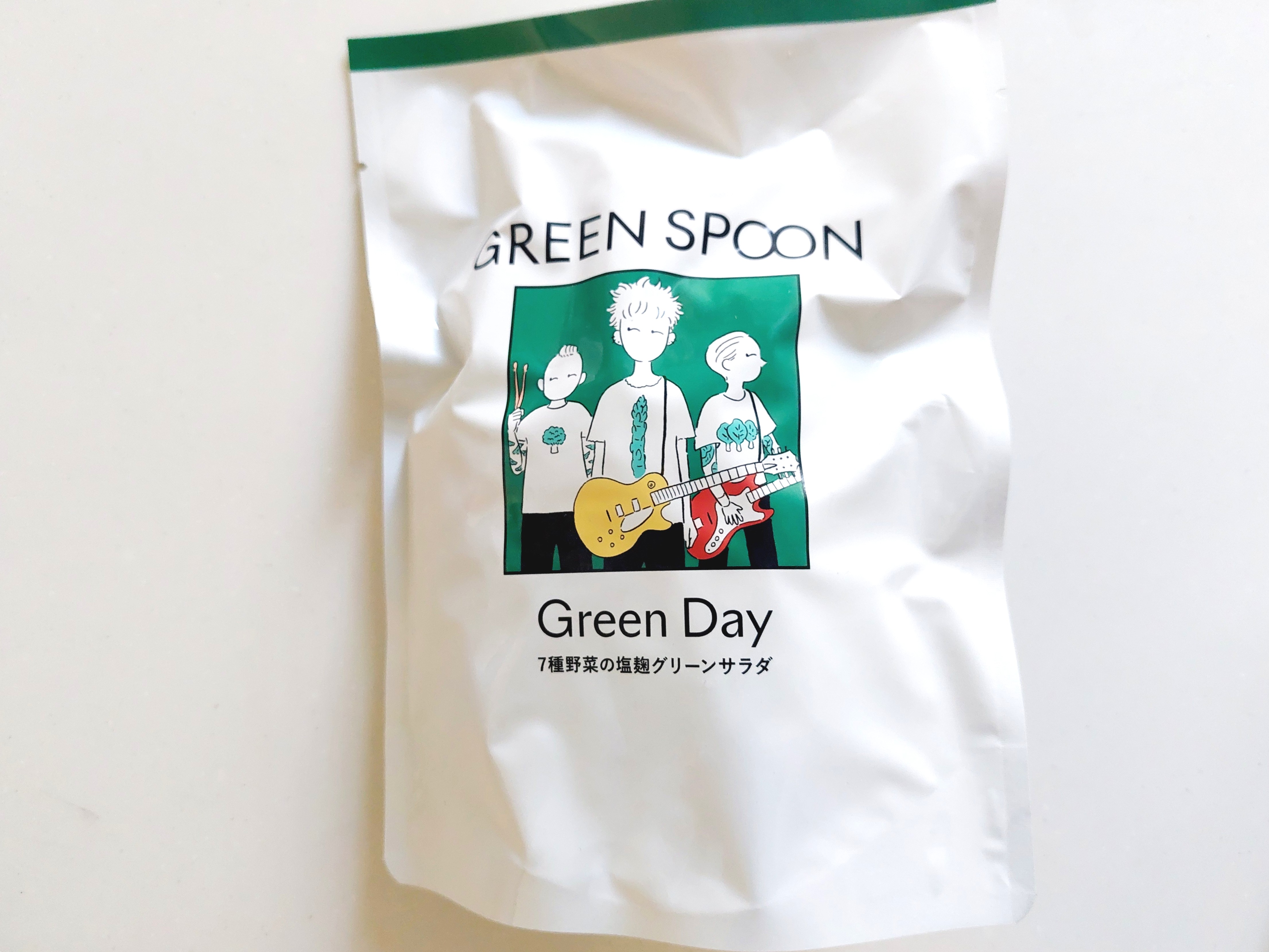 グリーンスプーン「ケールとナッツの塩麹グリーンサラダ」パッケージ画像