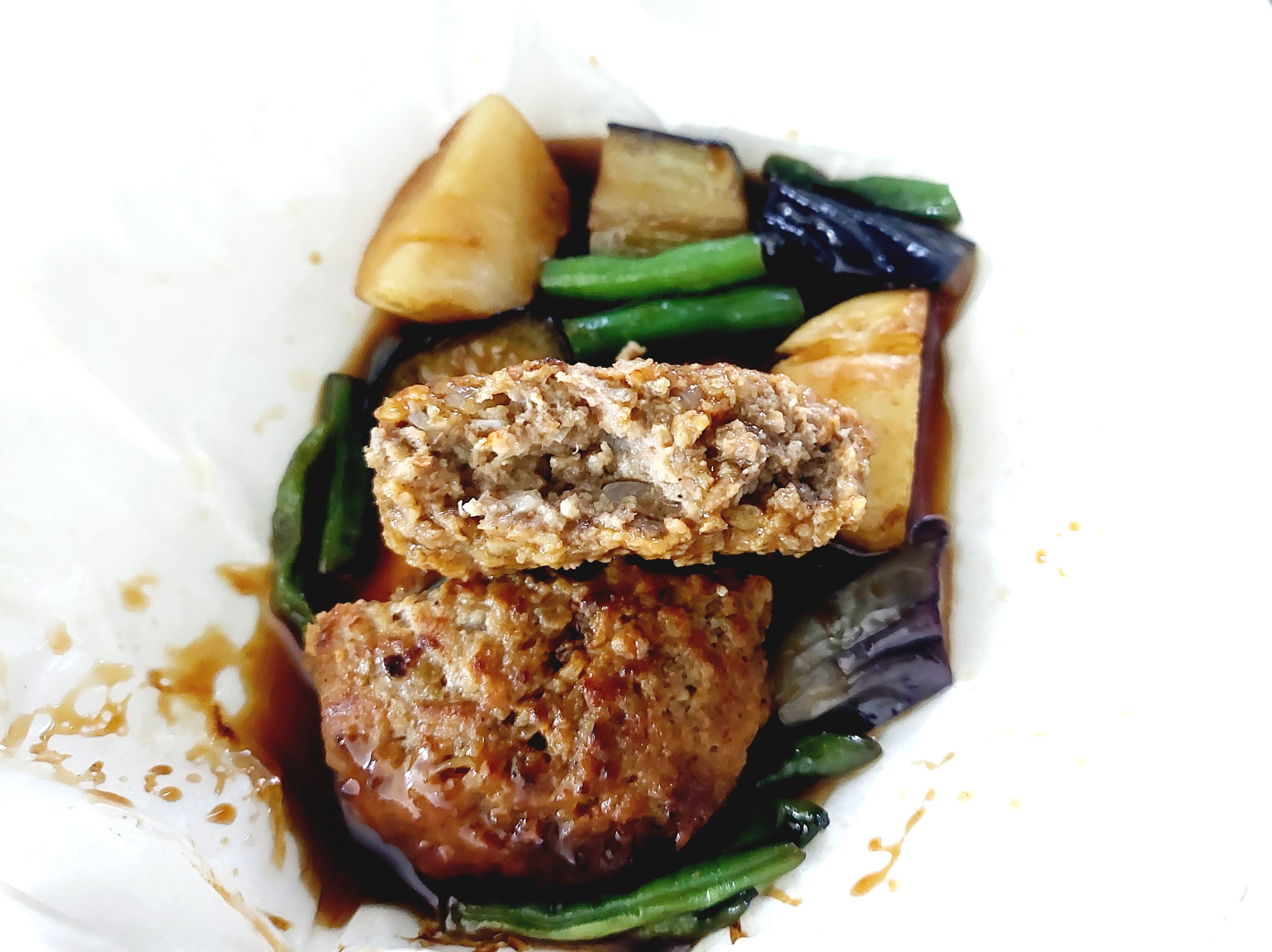 グリーンスプーン「北海道じゃがいもと揚げなすのコク旨照り焼きハンバーグ」半分に割ってみた