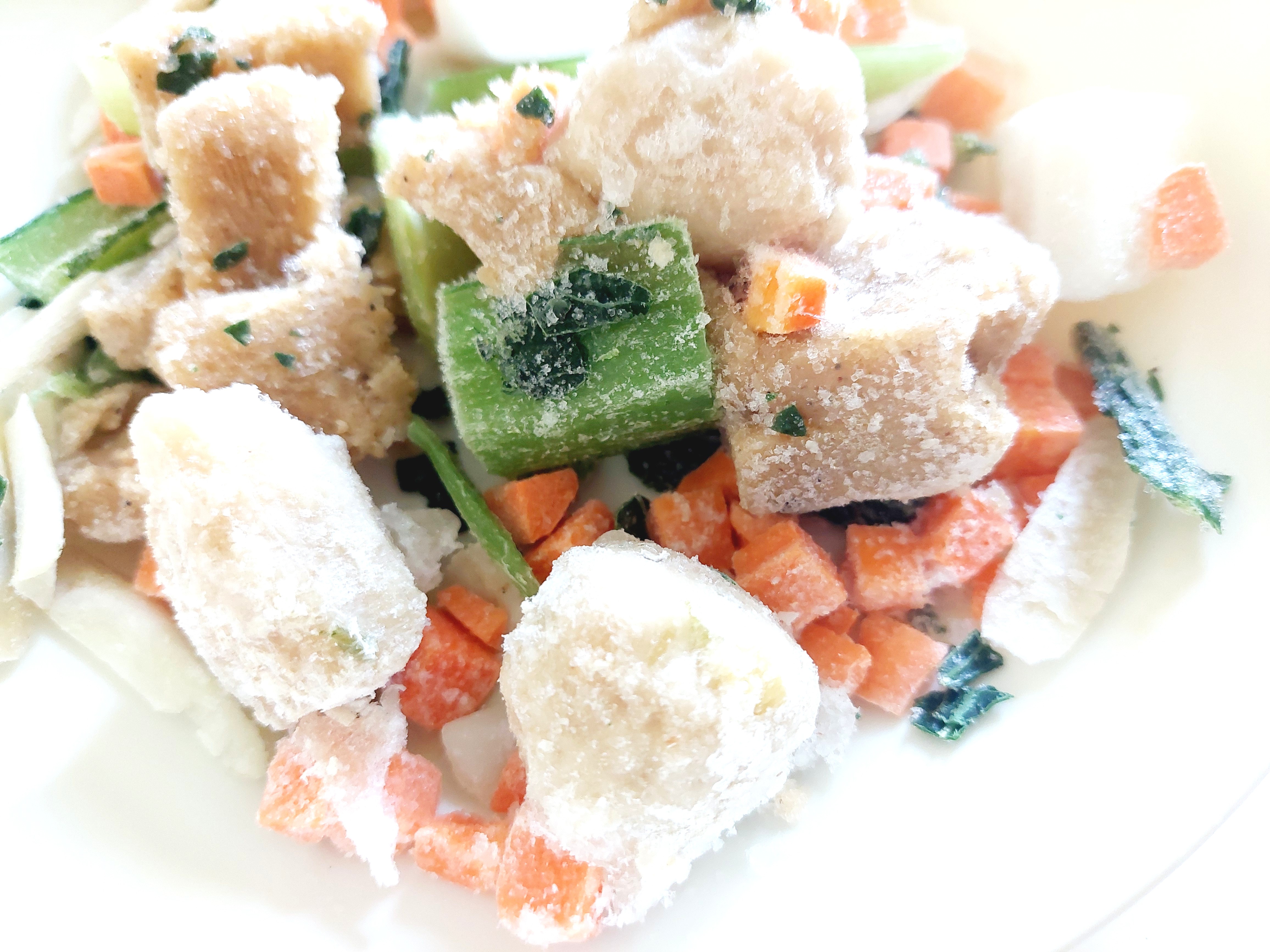グリーンスプーン「たっぷり根菜と特製鶏つくねの味噌豆乳クリーム煮」凍ったままの中身アップ