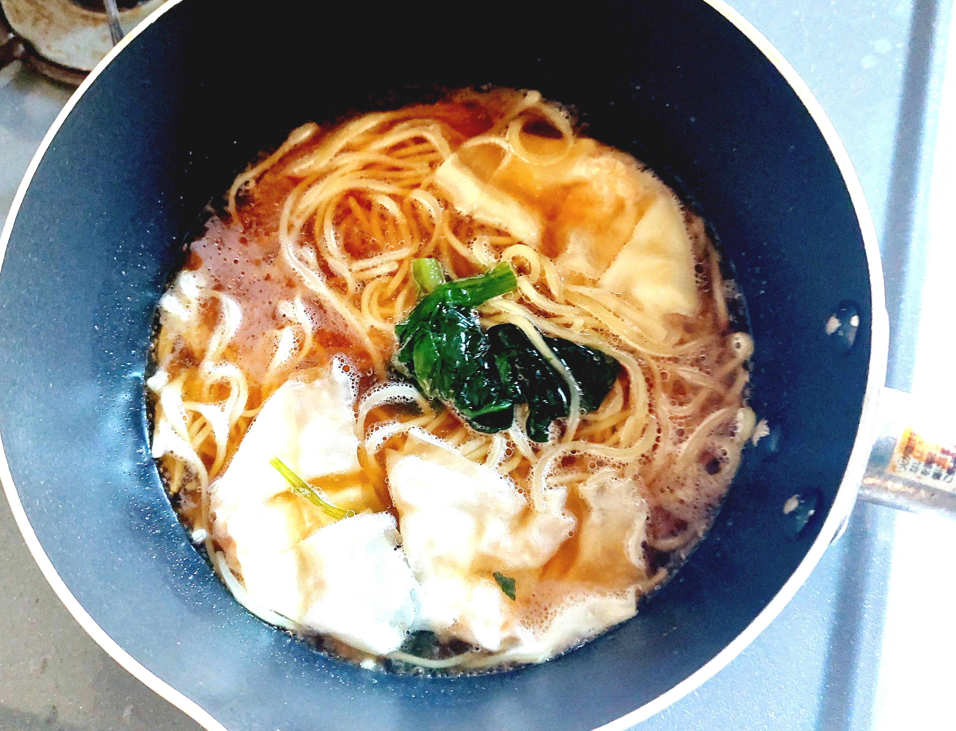 コープ「海老ワンタン麺」煮込む