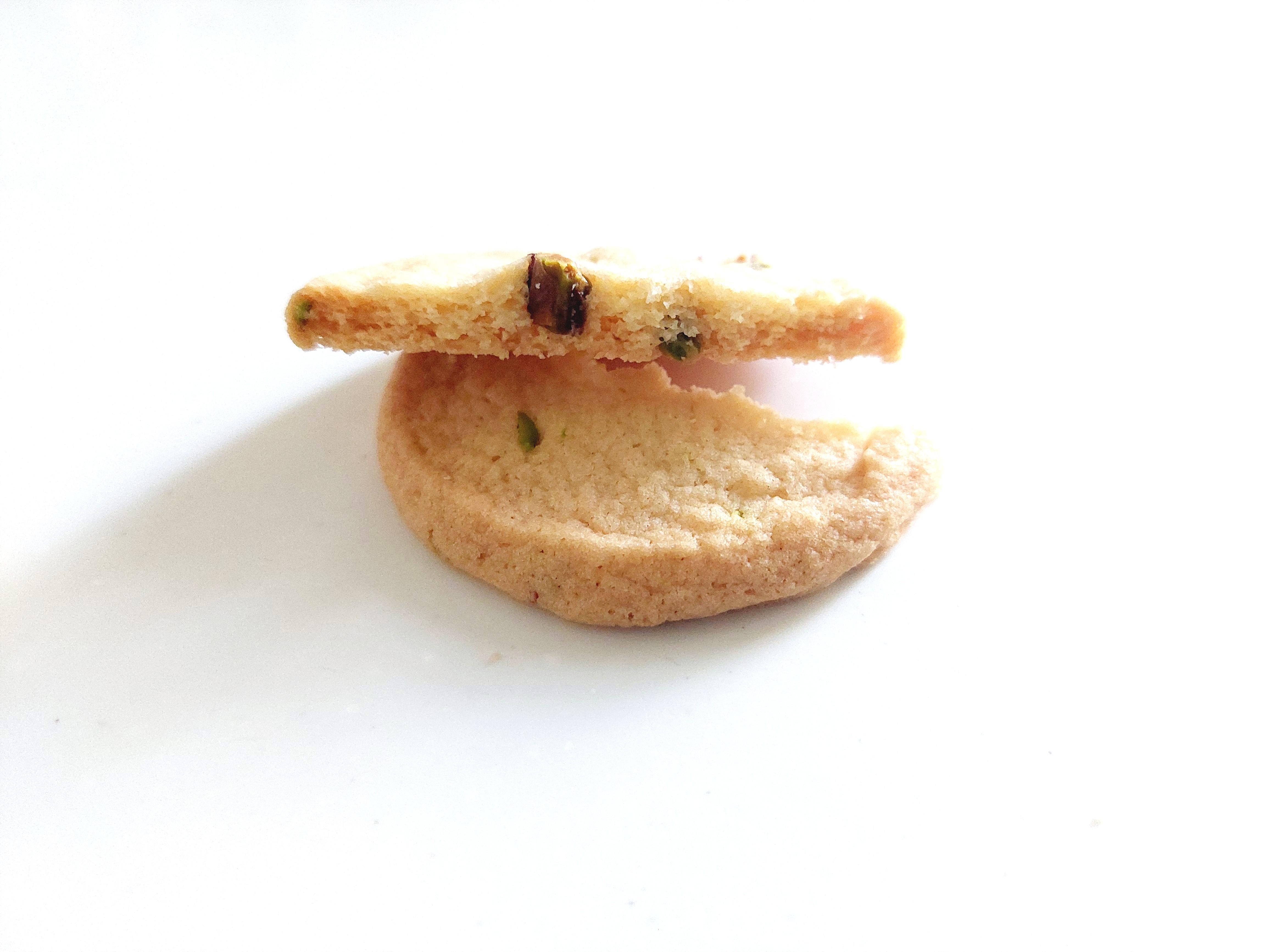 コープ「ピスタチオクッキー」半分に割ってみた