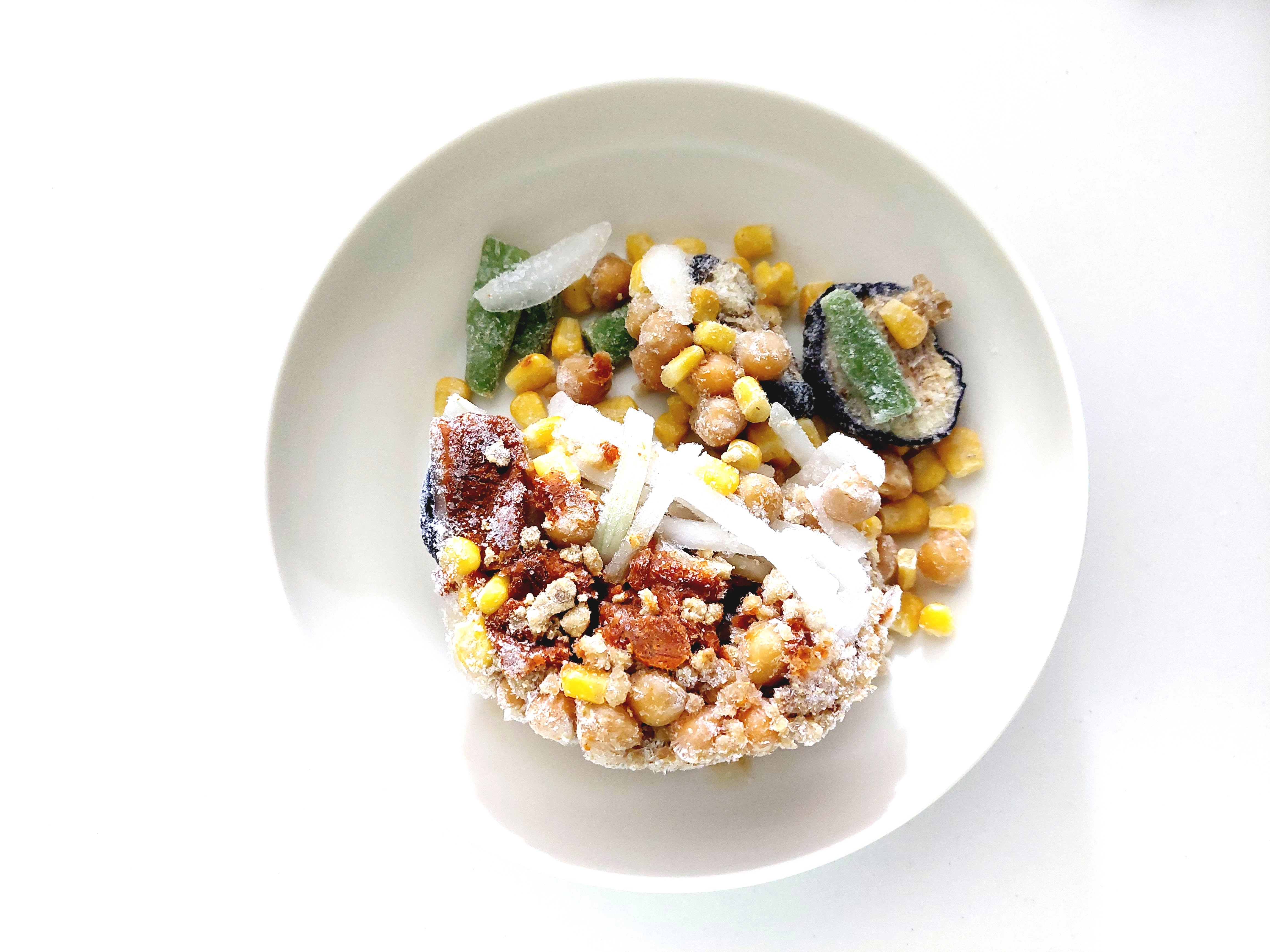 グリーンスプーン「とうもろこしとグリルなすのスパイシーメキシカンタコス」凍ったままの中身