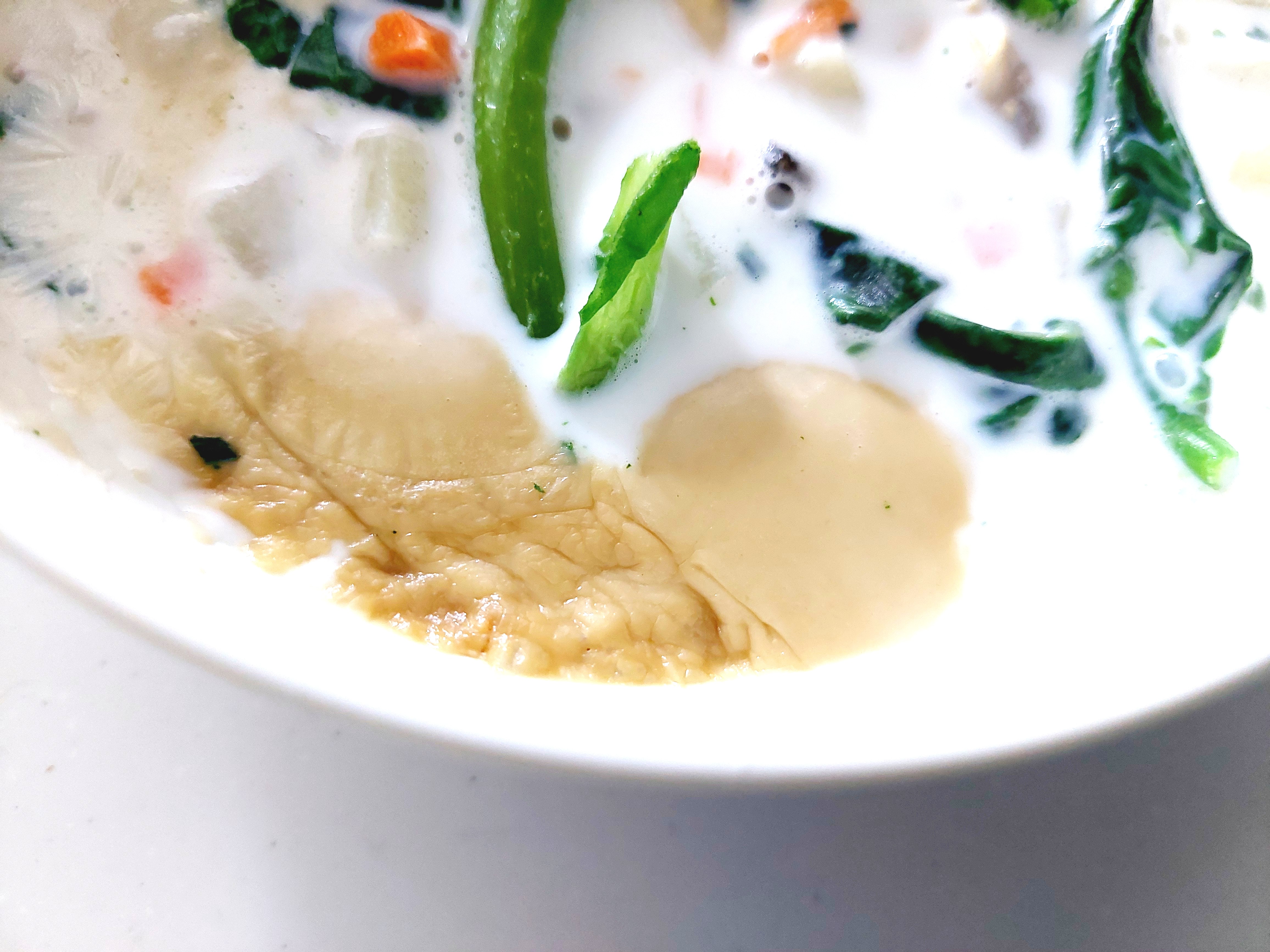 グリーンスプーン「あさりと菜の花の濃厚クラムチャウダー」溶け切っていないスープボール