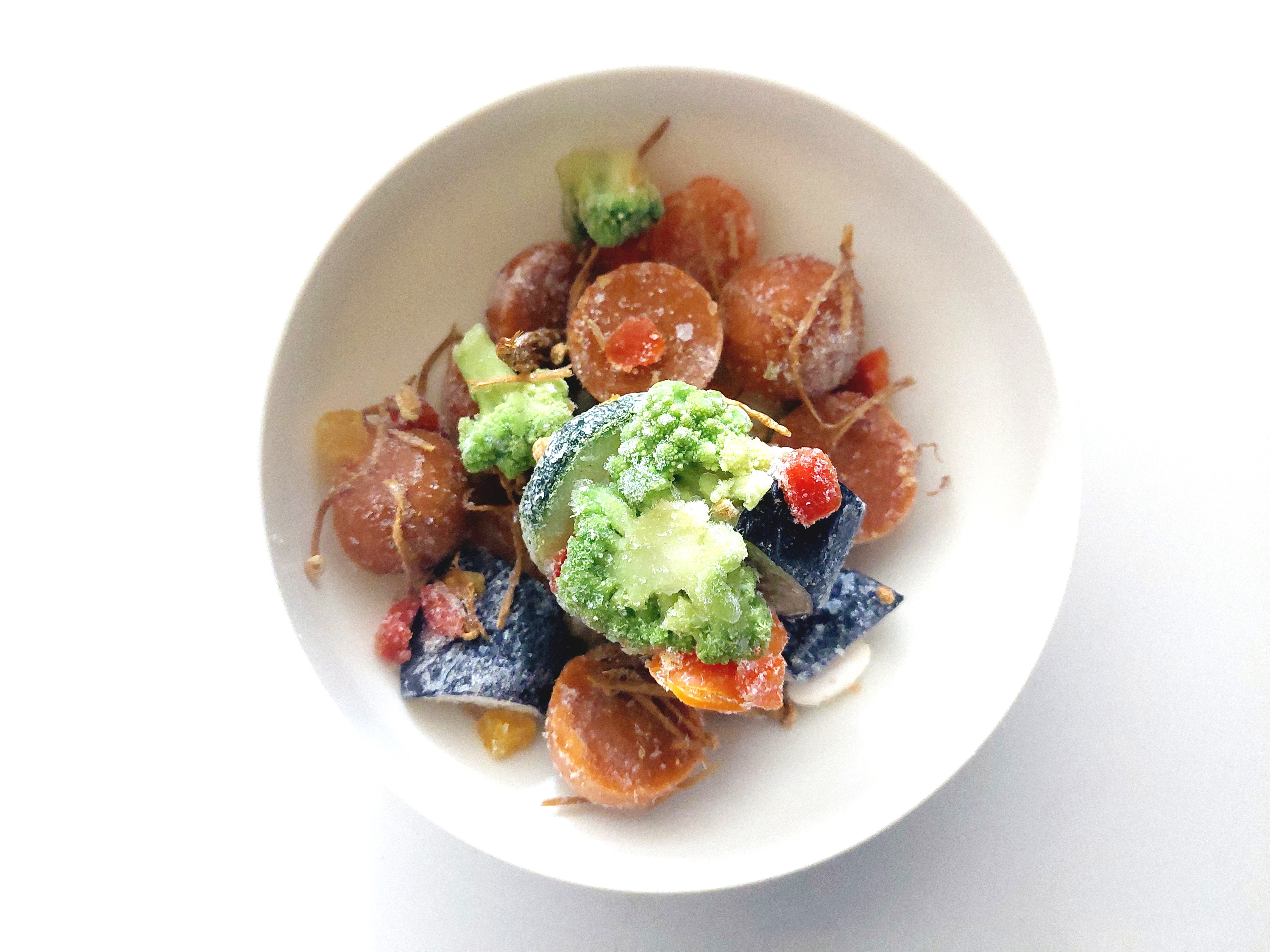 グリーンスプーン「濃厚トマトと野菜がおいしい特製ミネストローネ」凍ったままの中身の画像