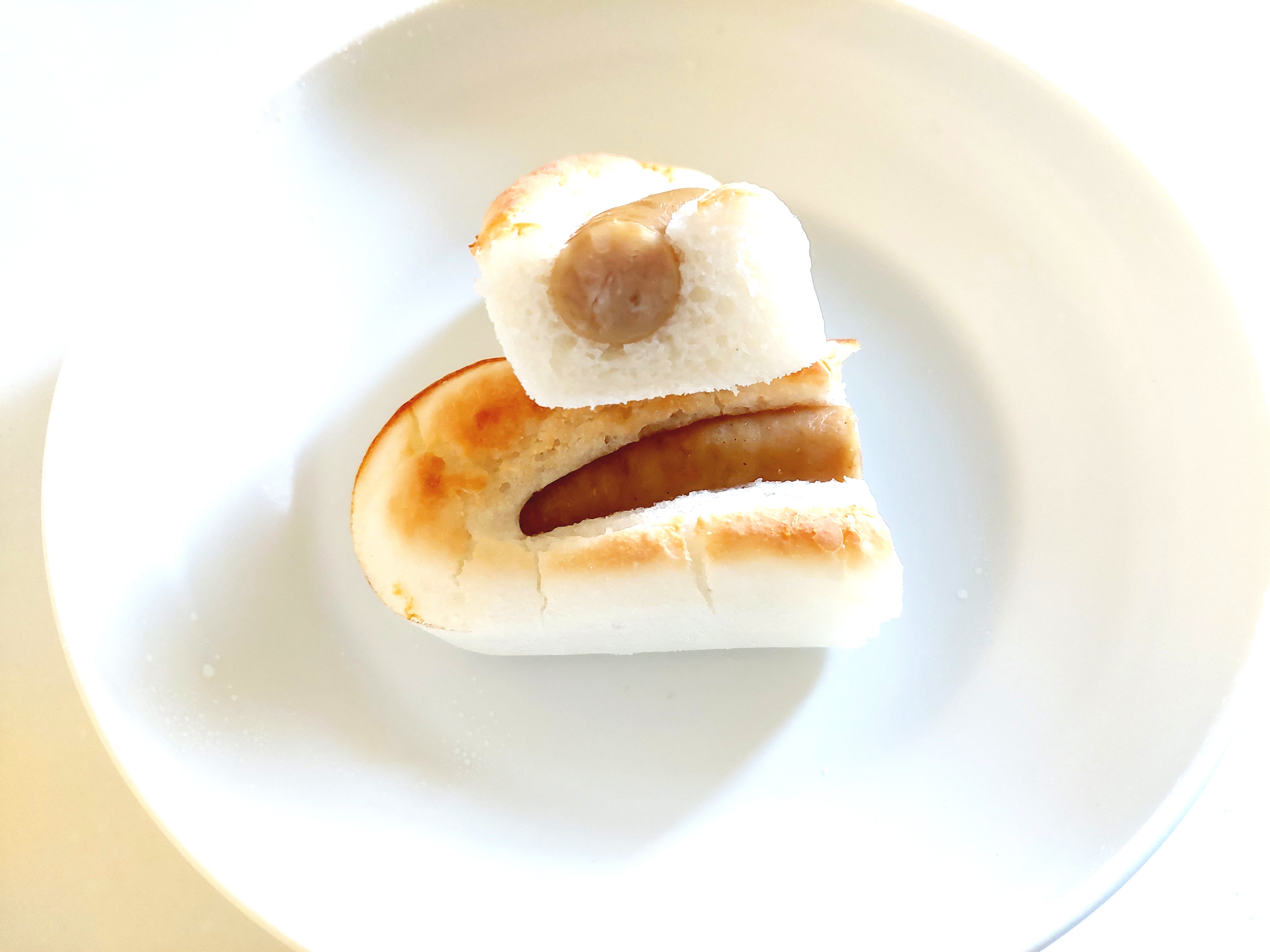 コープ「国産米粉のホットドッグ」焼いたのを半分に切ってみた