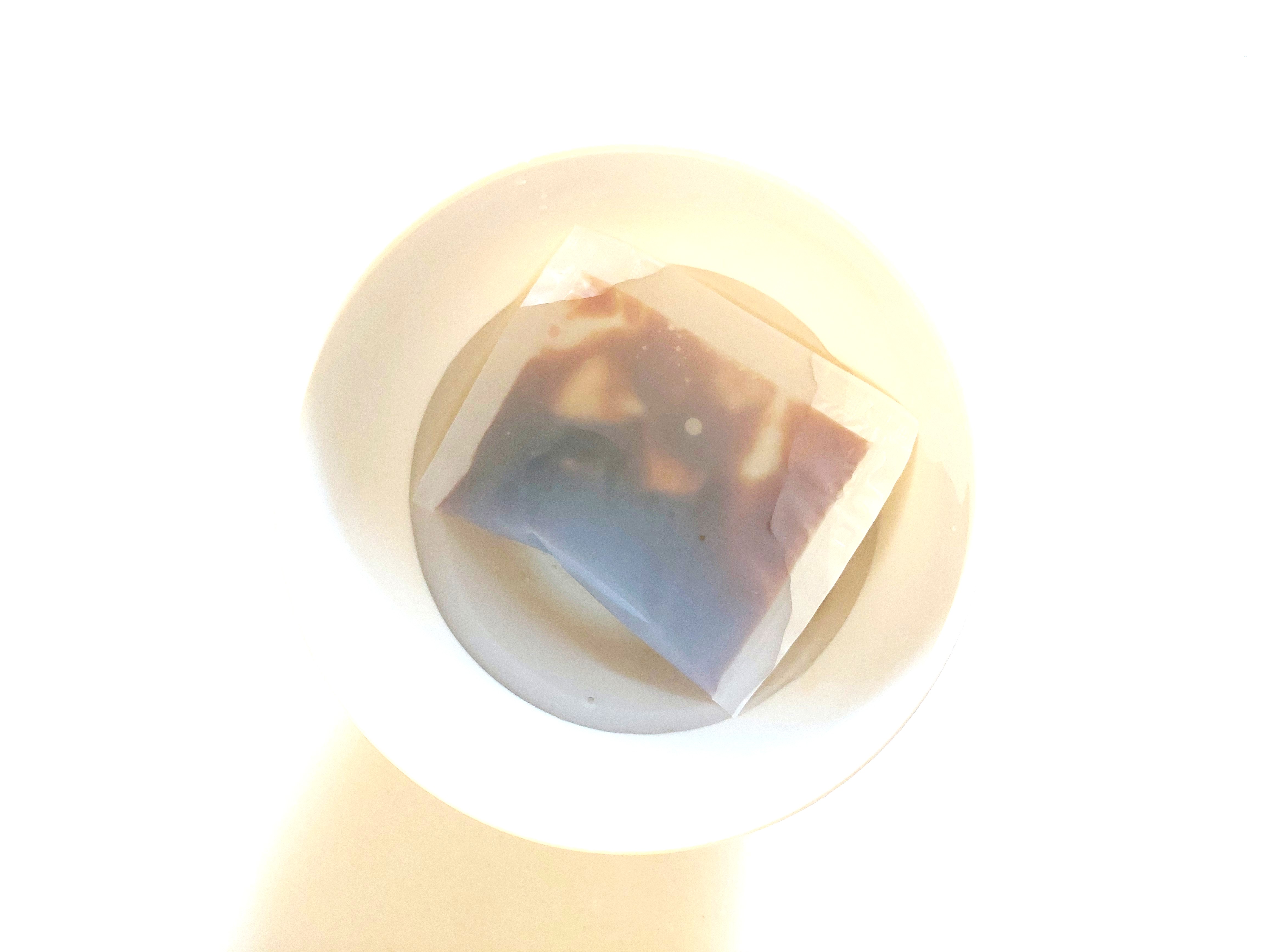 コープ「海老ワンタン麺」スープを解凍する