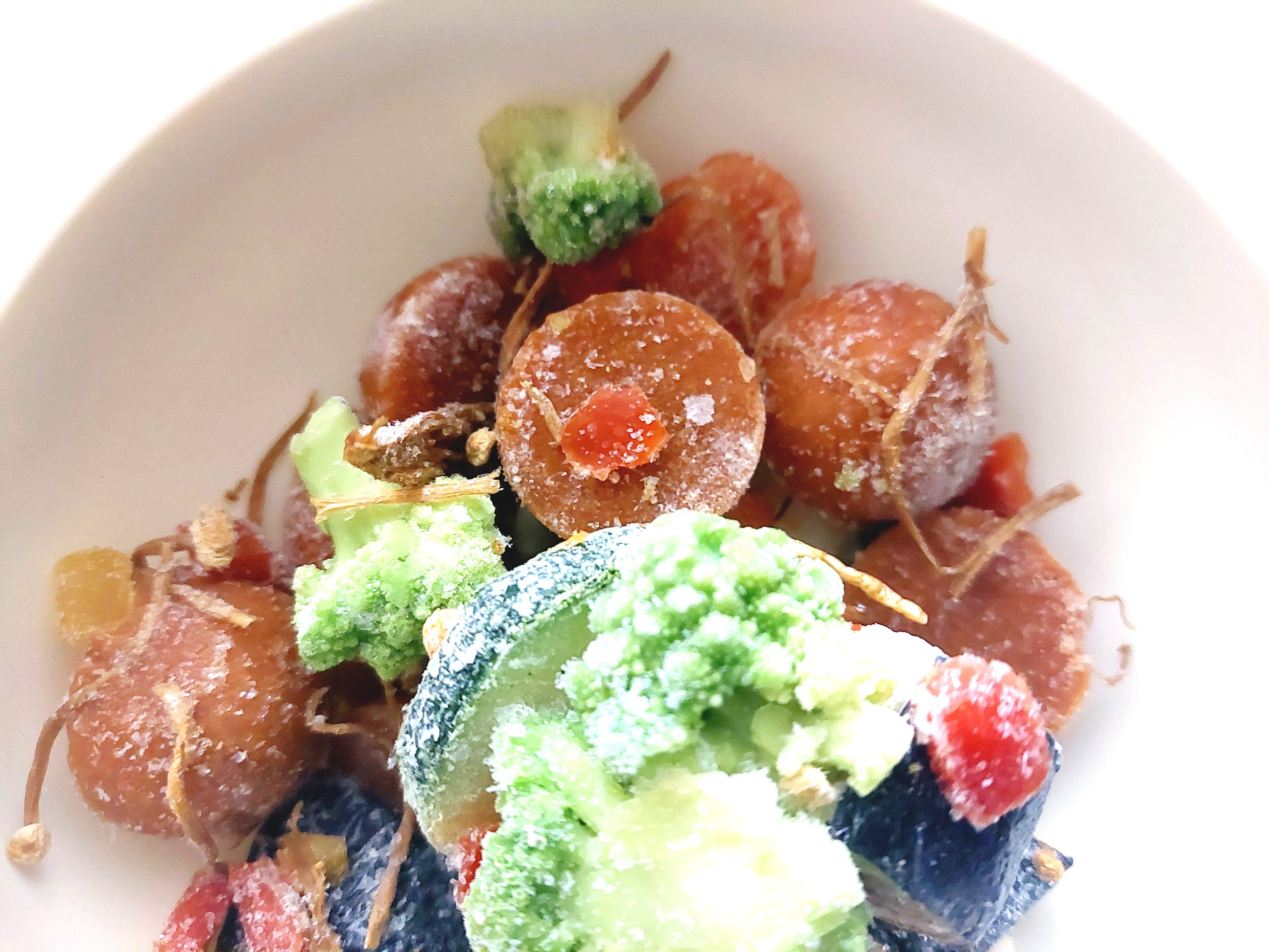 グリーンスプーン「濃厚トマトと野菜がおいしい特製ミネストローネ」半球体の物体