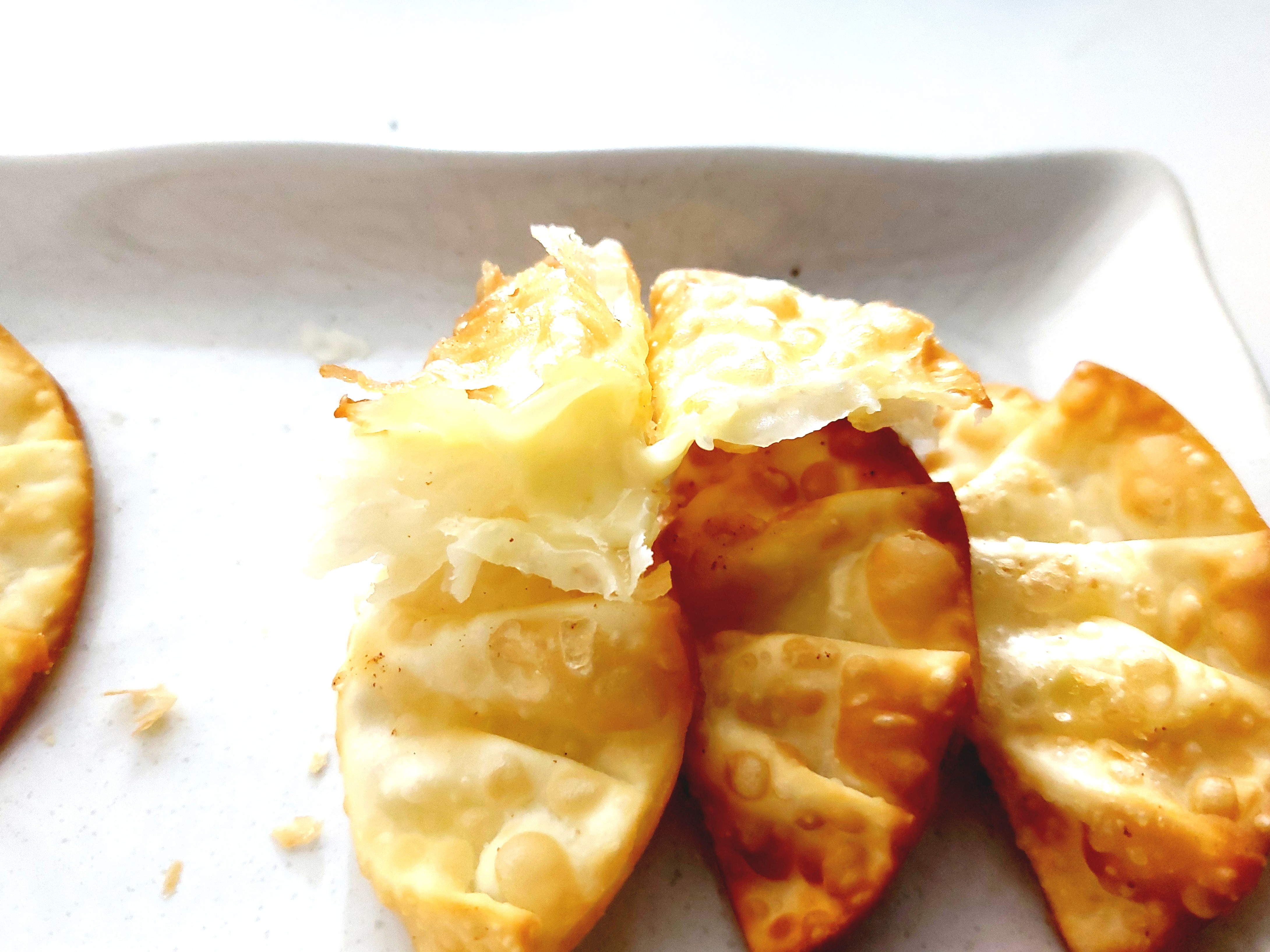 コープ「餃子の皮」チーズ巻き半分に割ってみた