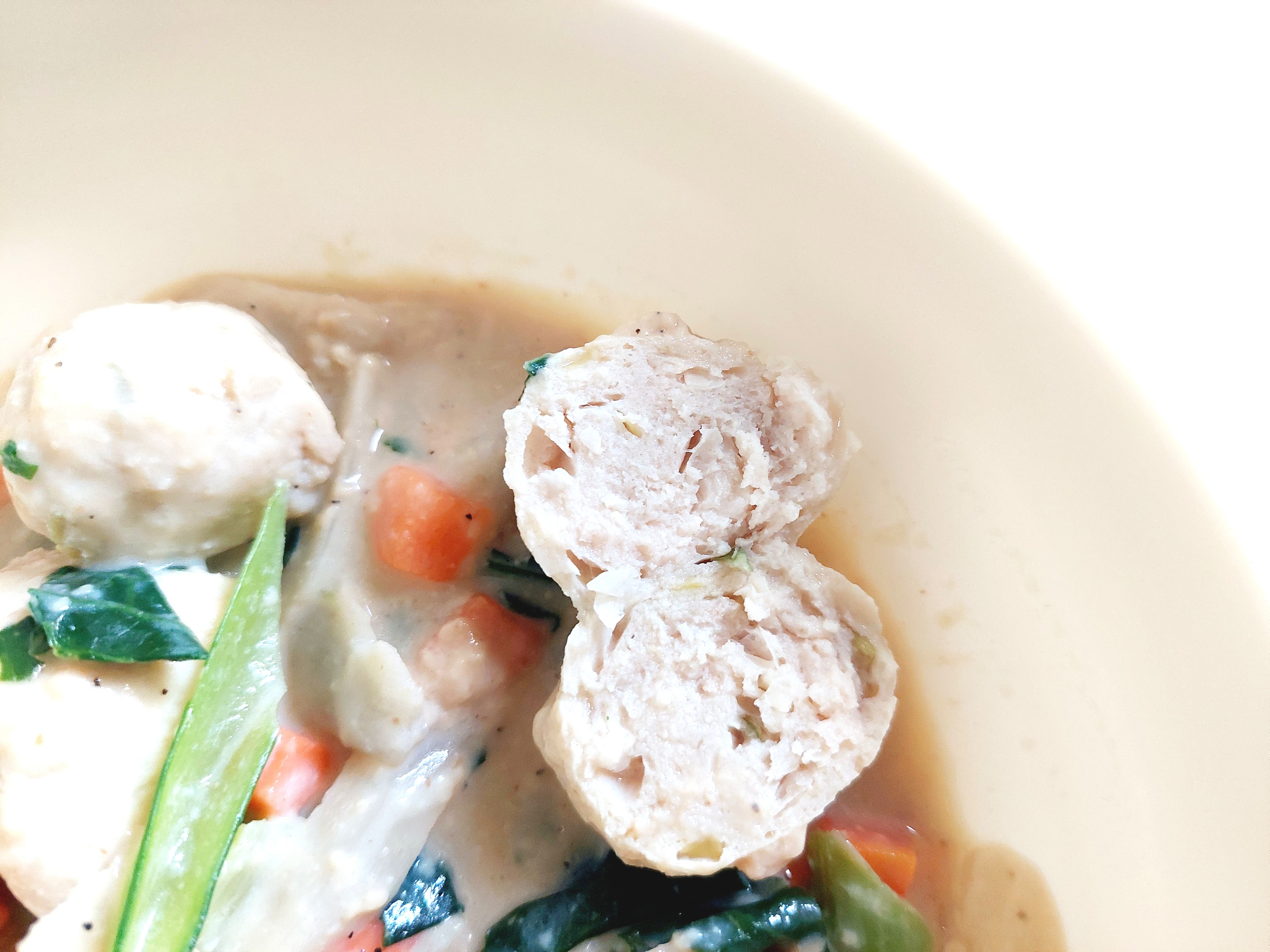 グリーンスプーン「たっぷり根菜と特製鶏つくねの味噌豆乳クリーム煮」鶏団子を半分に切ってみた