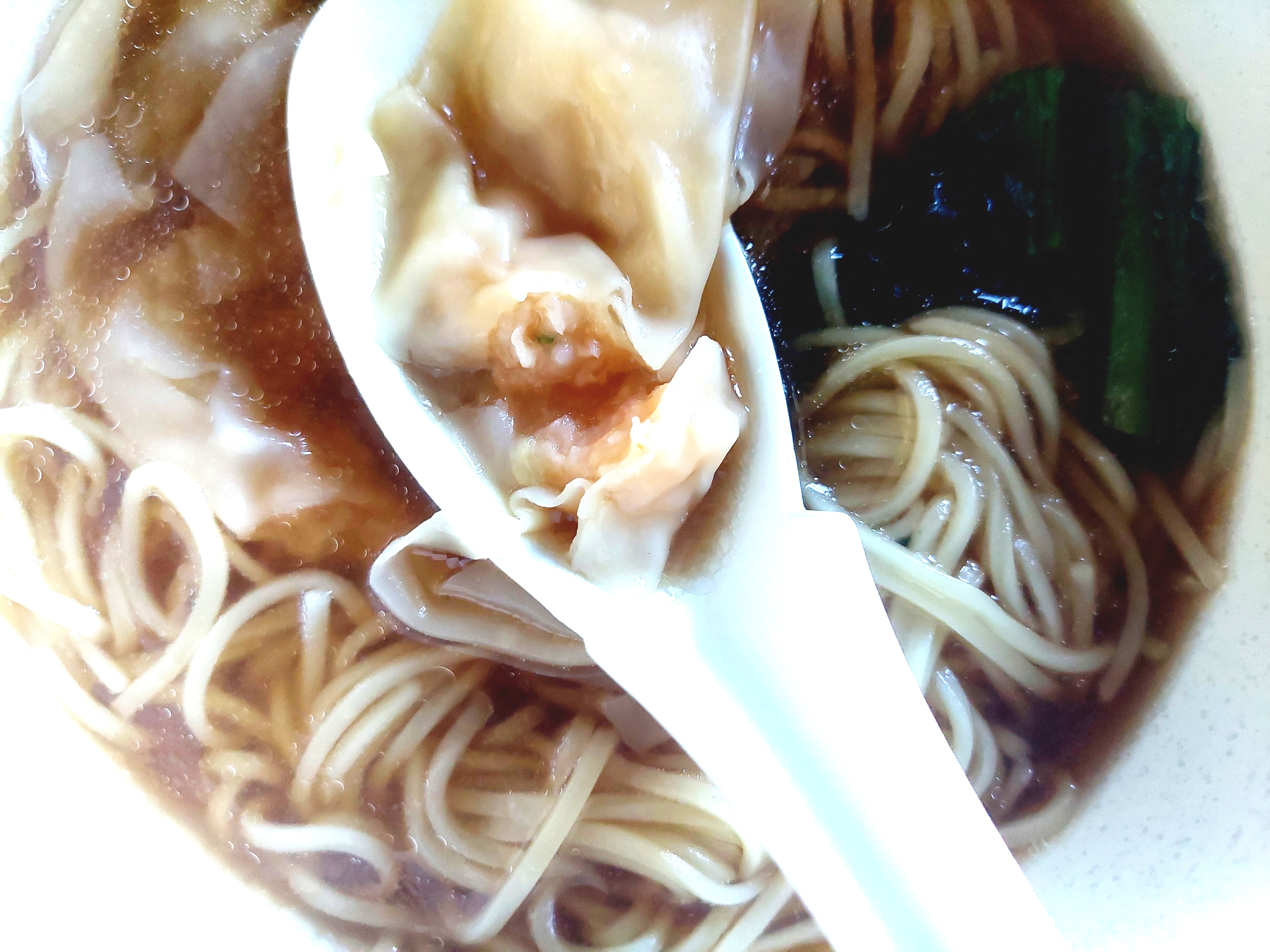 コープ「海老ワンタン麺」ワンタンを半分に割ってみた