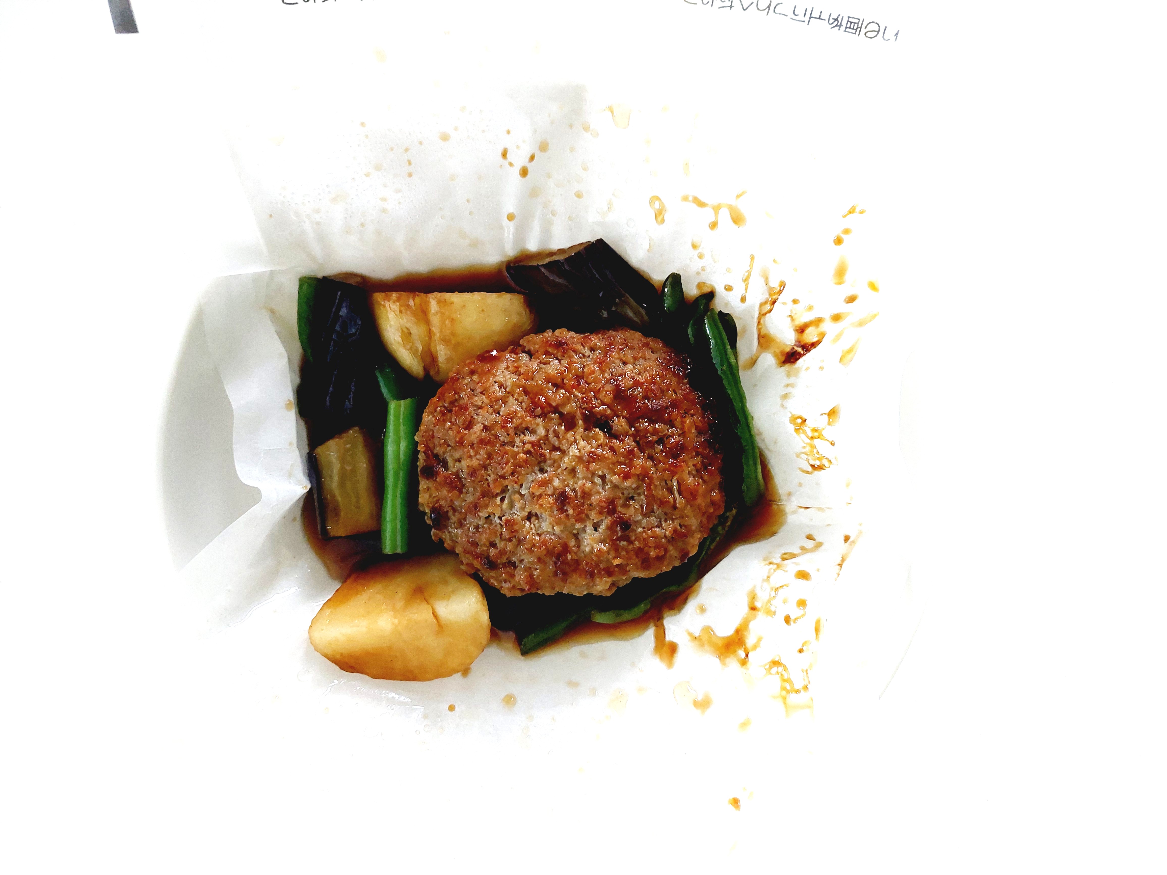 グリーンスプーン「北海道じゃがいもと揚げなすのコク旨照り焼きハンバーグ」完成画像