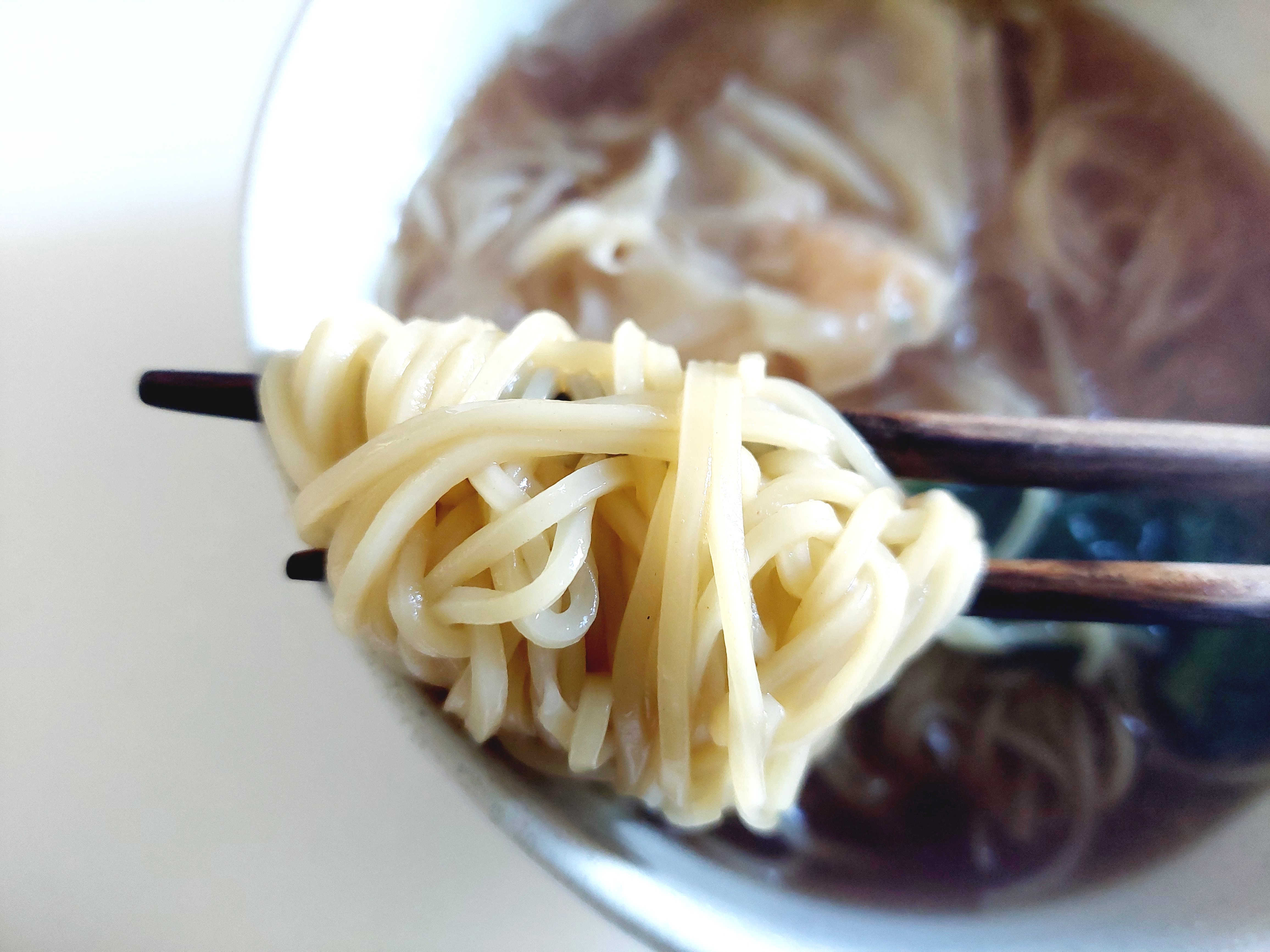 コープ「海老ワンタン麺」麺アップ