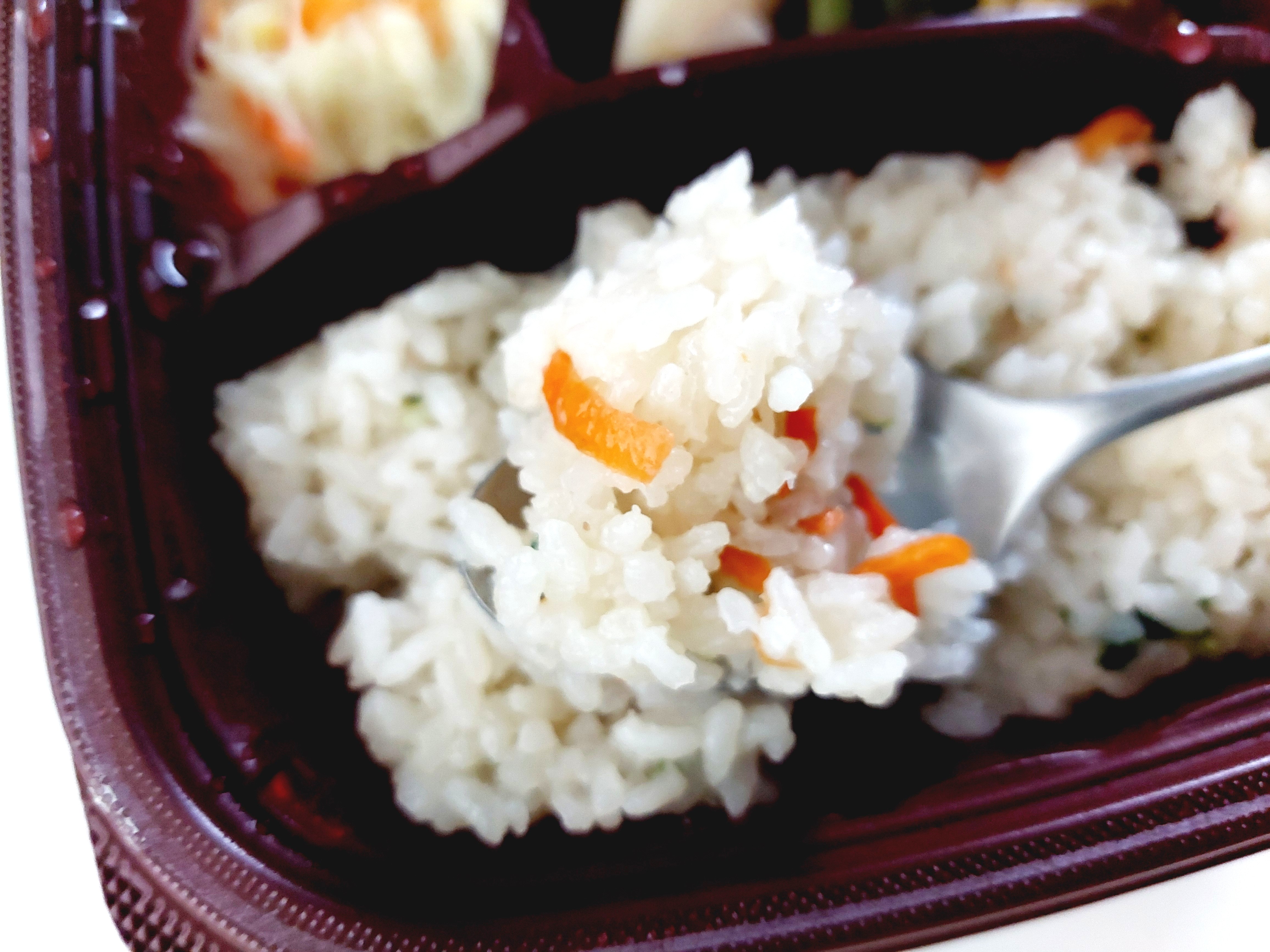 コープ冷凍弁当からだ思いやりご膳「たこめし&鶏肉の甘辛煮セット」にんじん