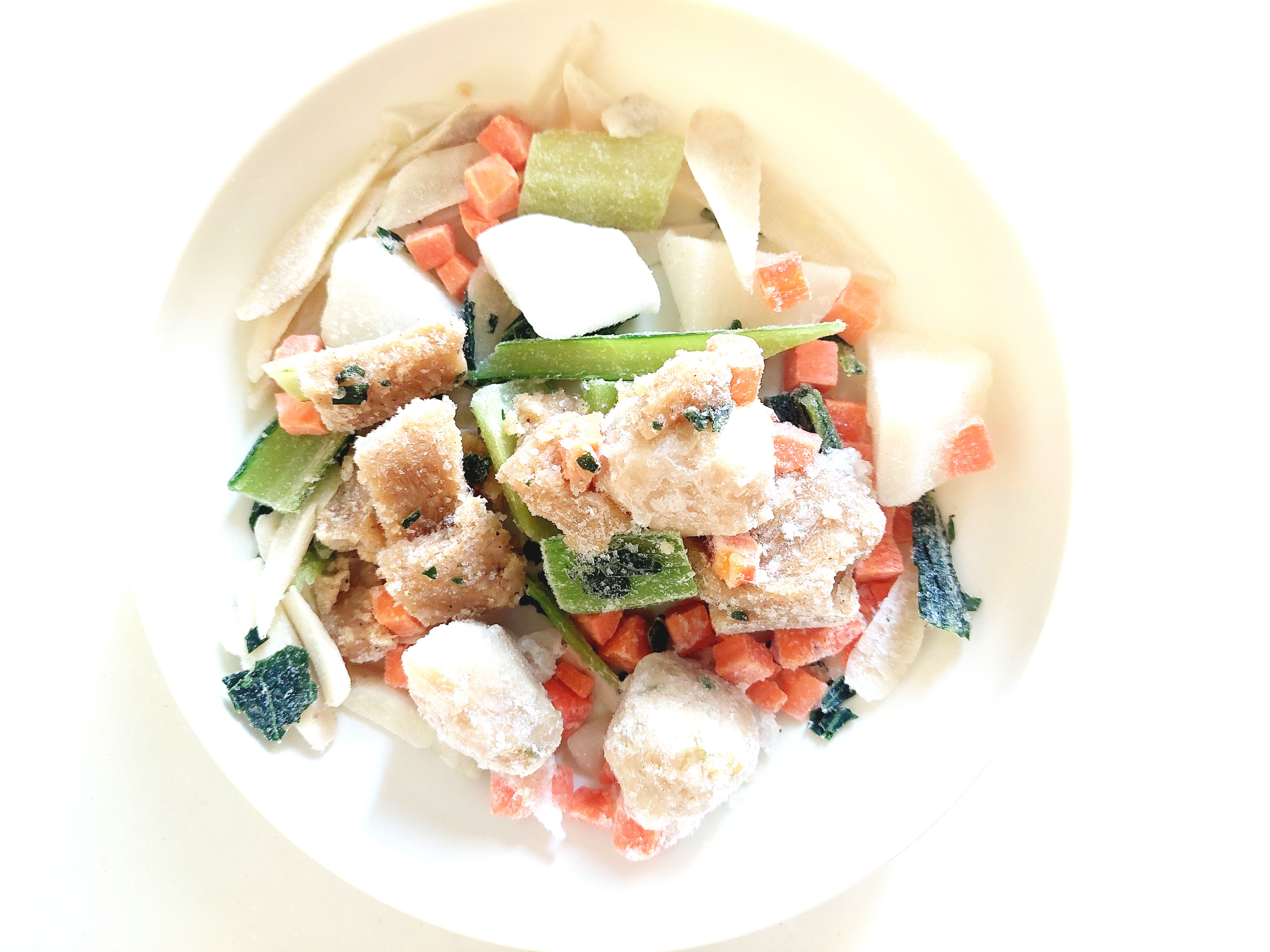 グリーンスプーン「たっぷり根菜と特製鶏つくねの味噌豆乳クリーム煮」凍ったままの中身の画像