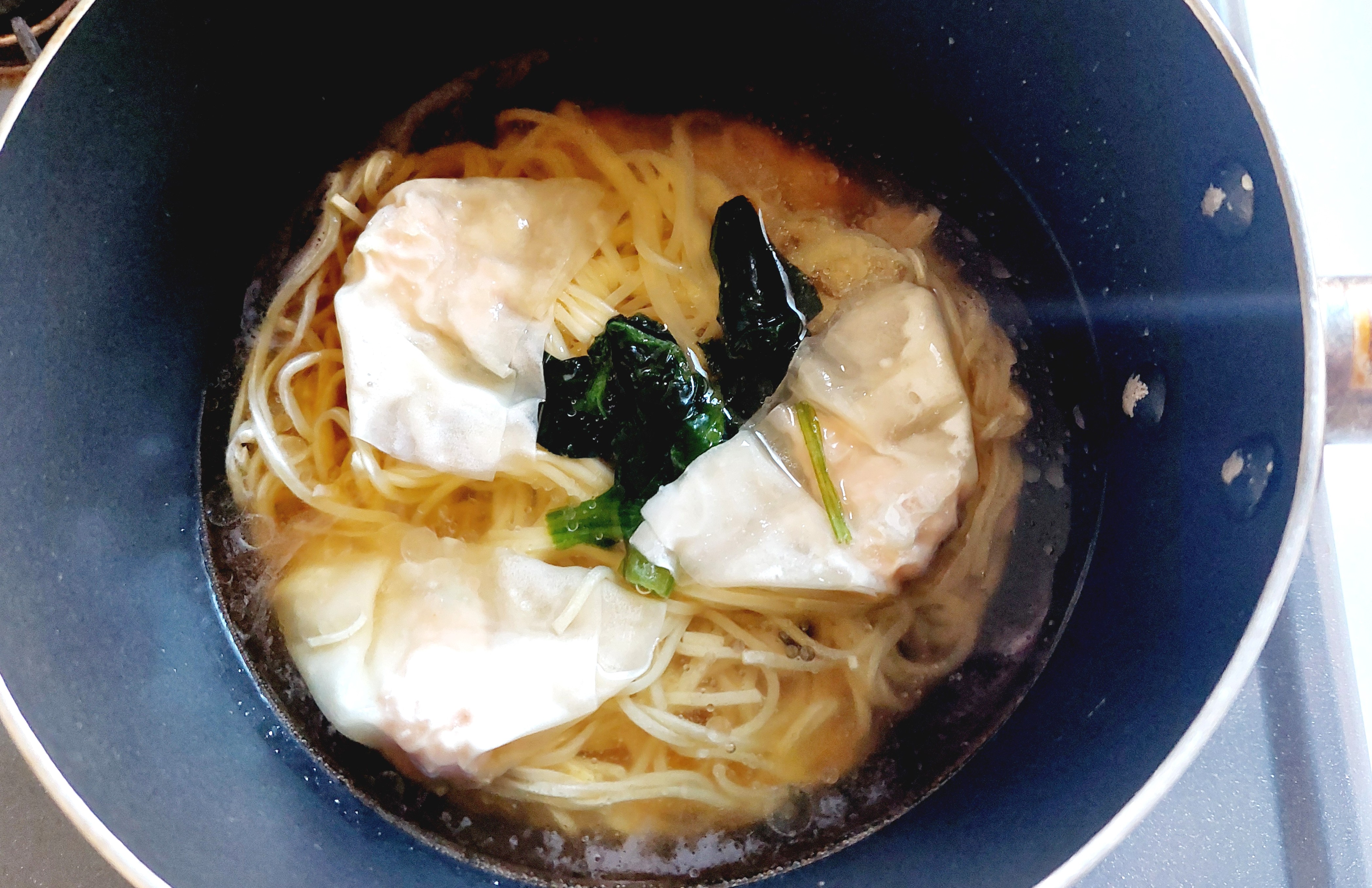 コープ「海老ワンタン麺」麺を入れる