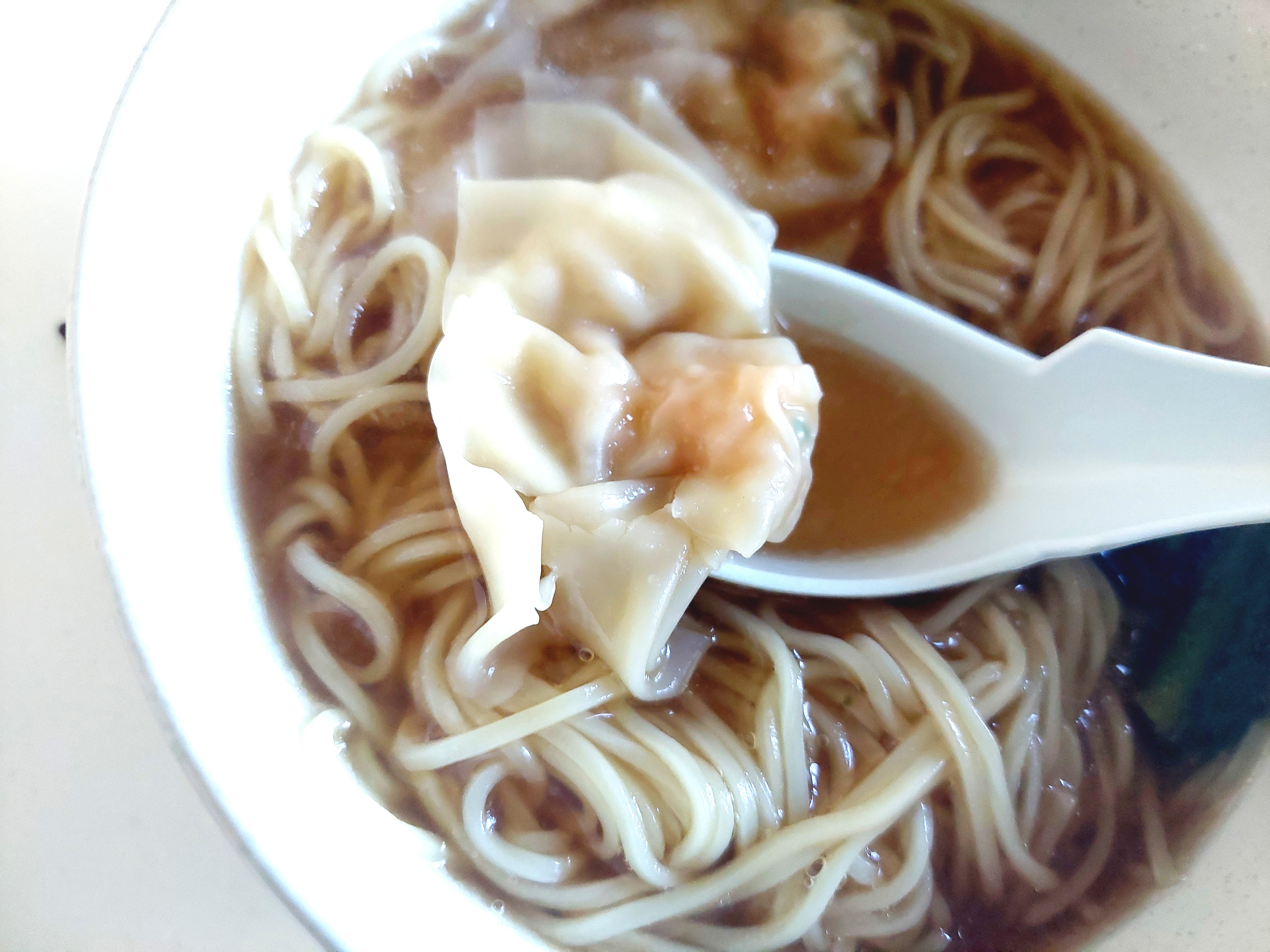 コープ「海老ワンタン麺」ワンタンアップ