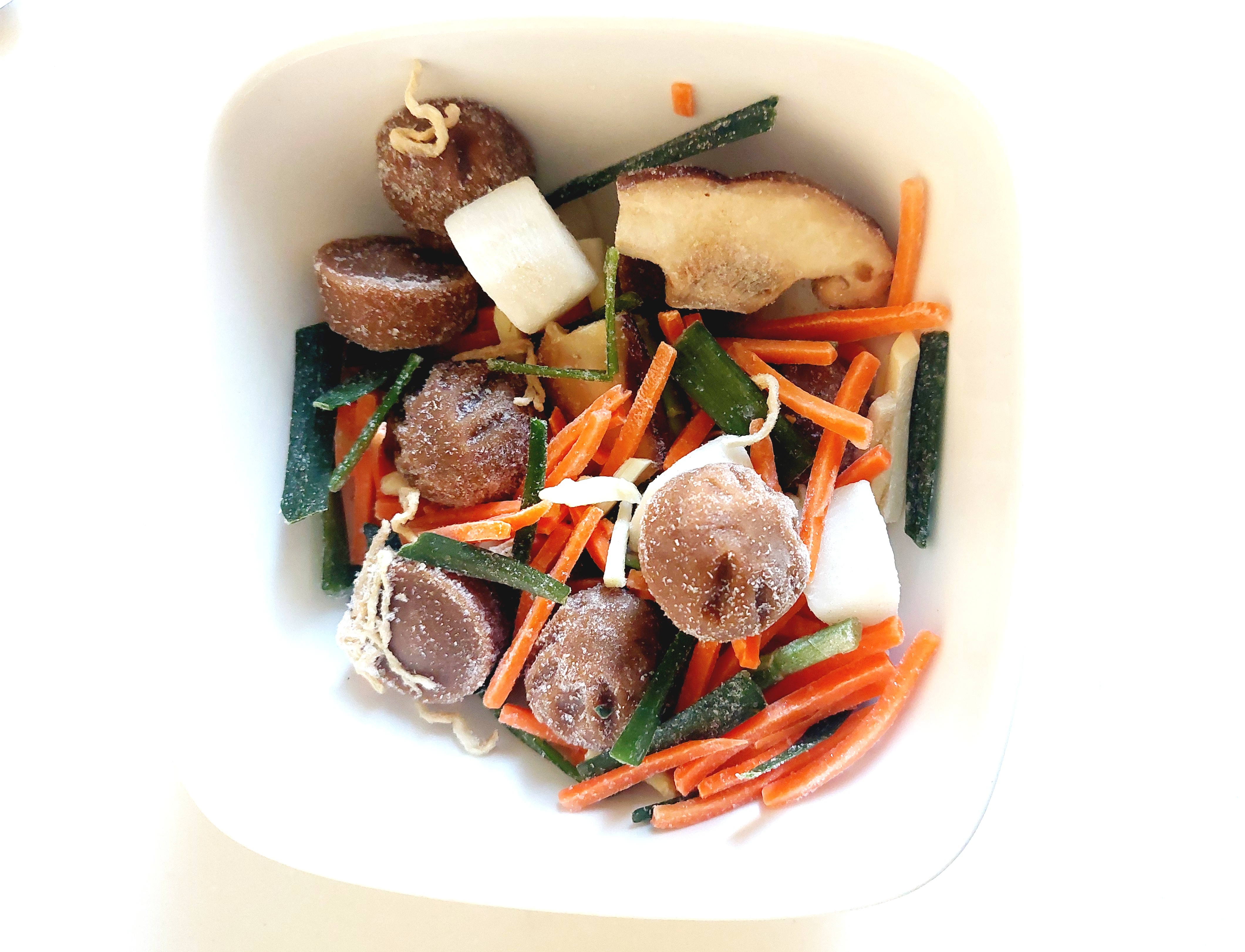 グリーンスプーン「切り干し大根と熟成香酢のピリ辛酸辣湯」凍ったままの中身の画像ああ