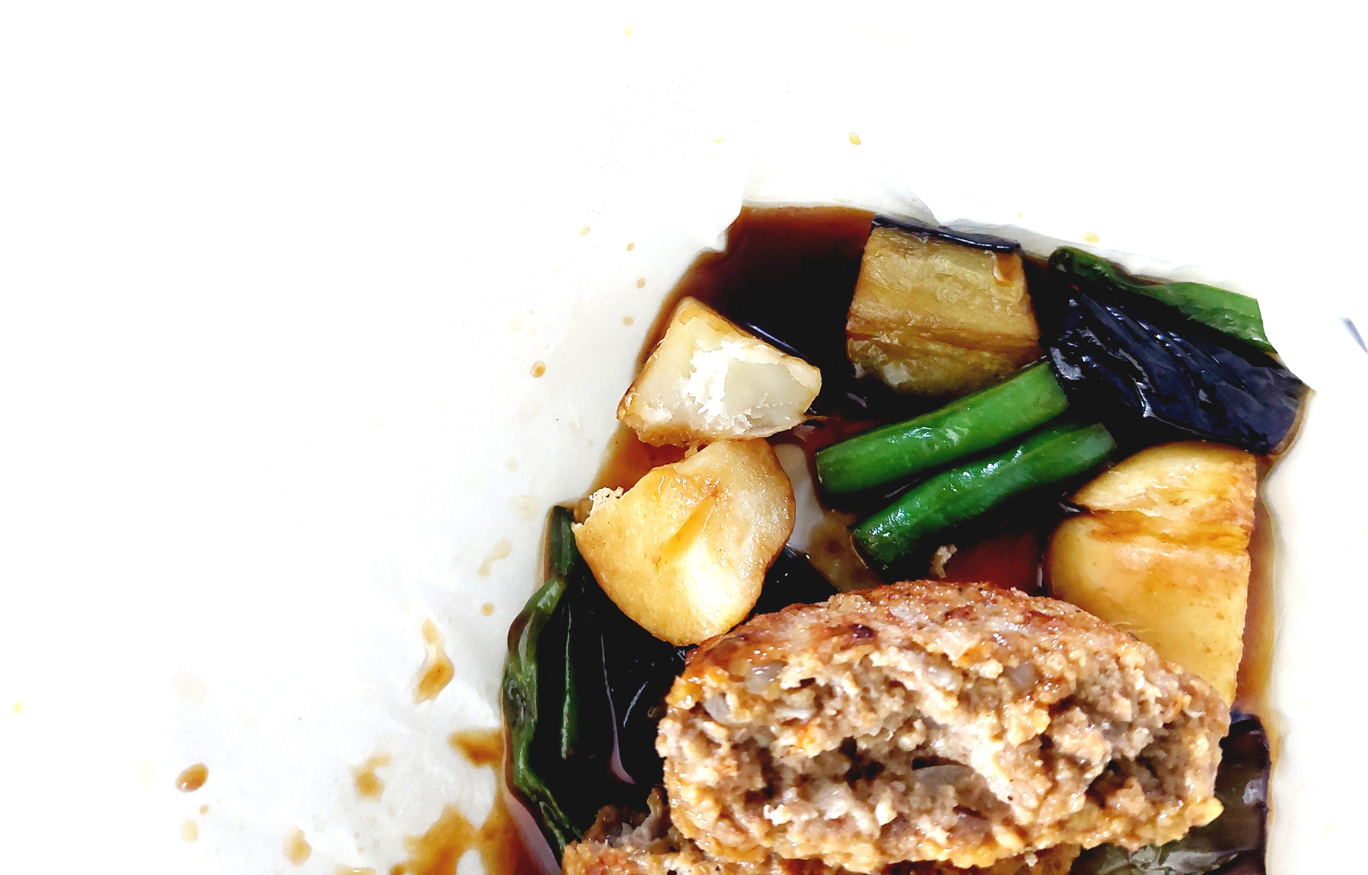 グリーンスプーン「北海道じゃがいもと揚げなすのコク旨照り焼きハンバーグ」じゃがいもを半分に割ってみた