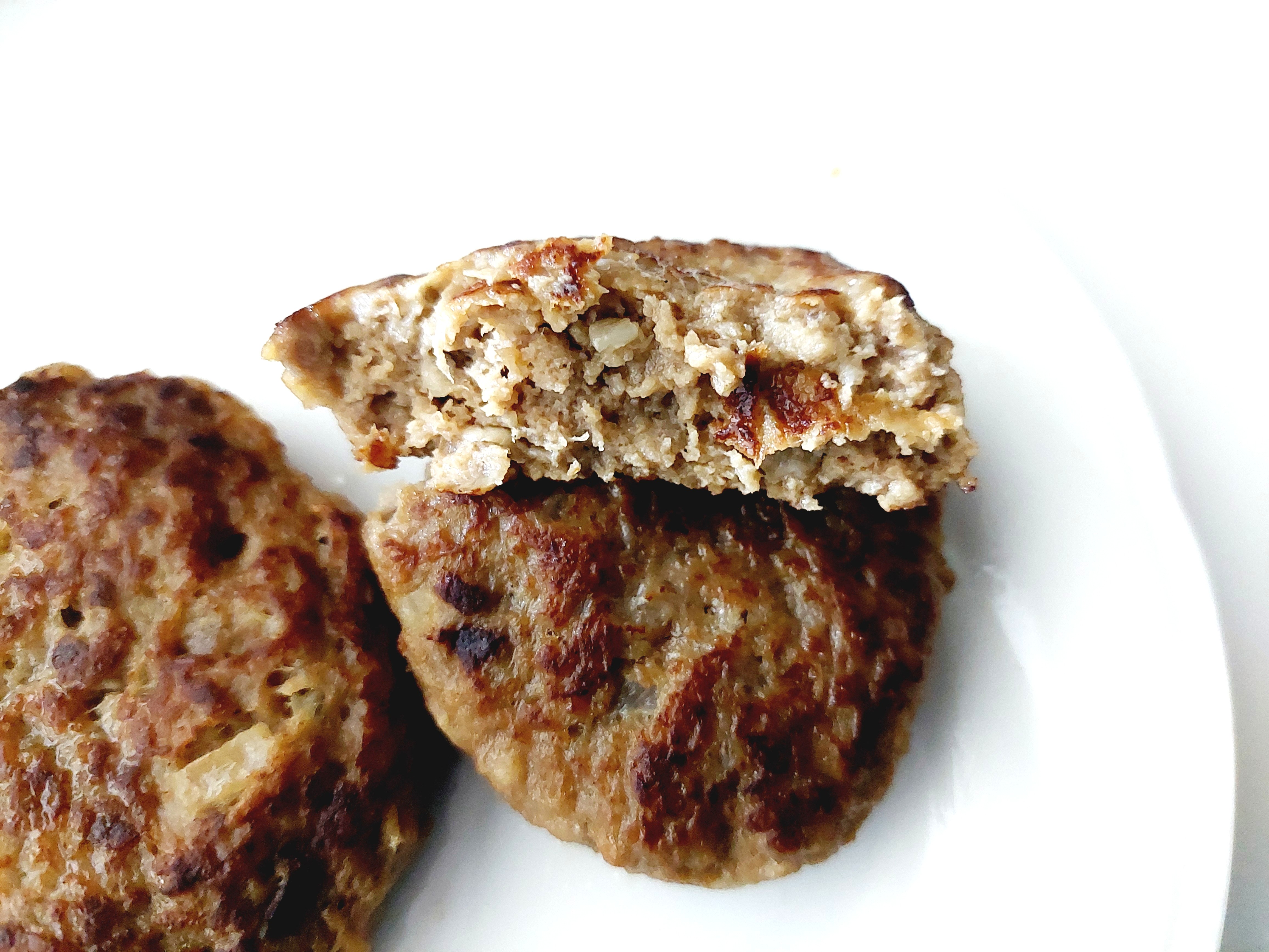 コープ「電子レンジで!肉汁じゅわっとハンバーグ」半分に割ってみた