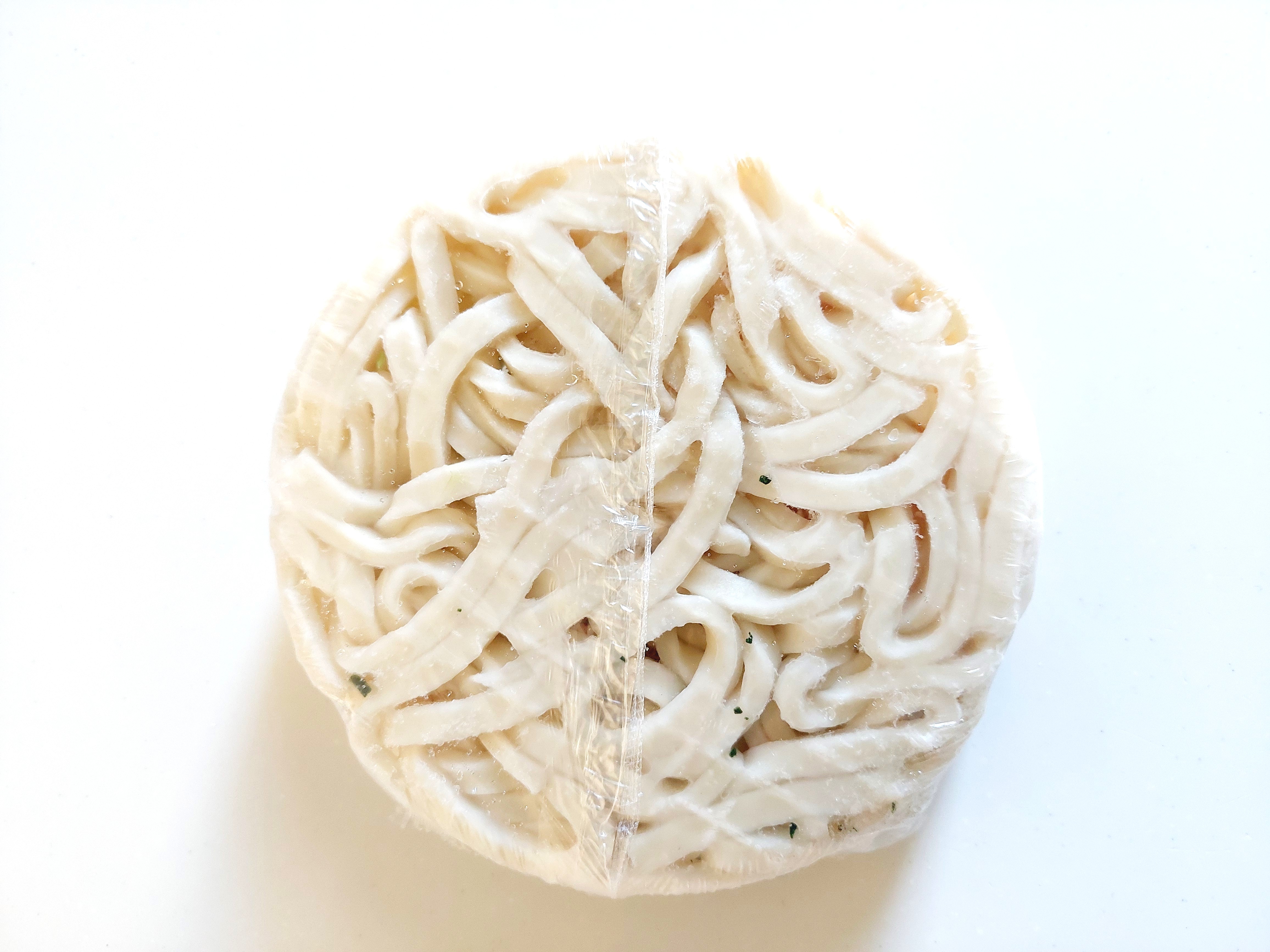 コープ「関西風合わせだしが自慢１０種具材の鍋焼うどん」凍ったままの裏