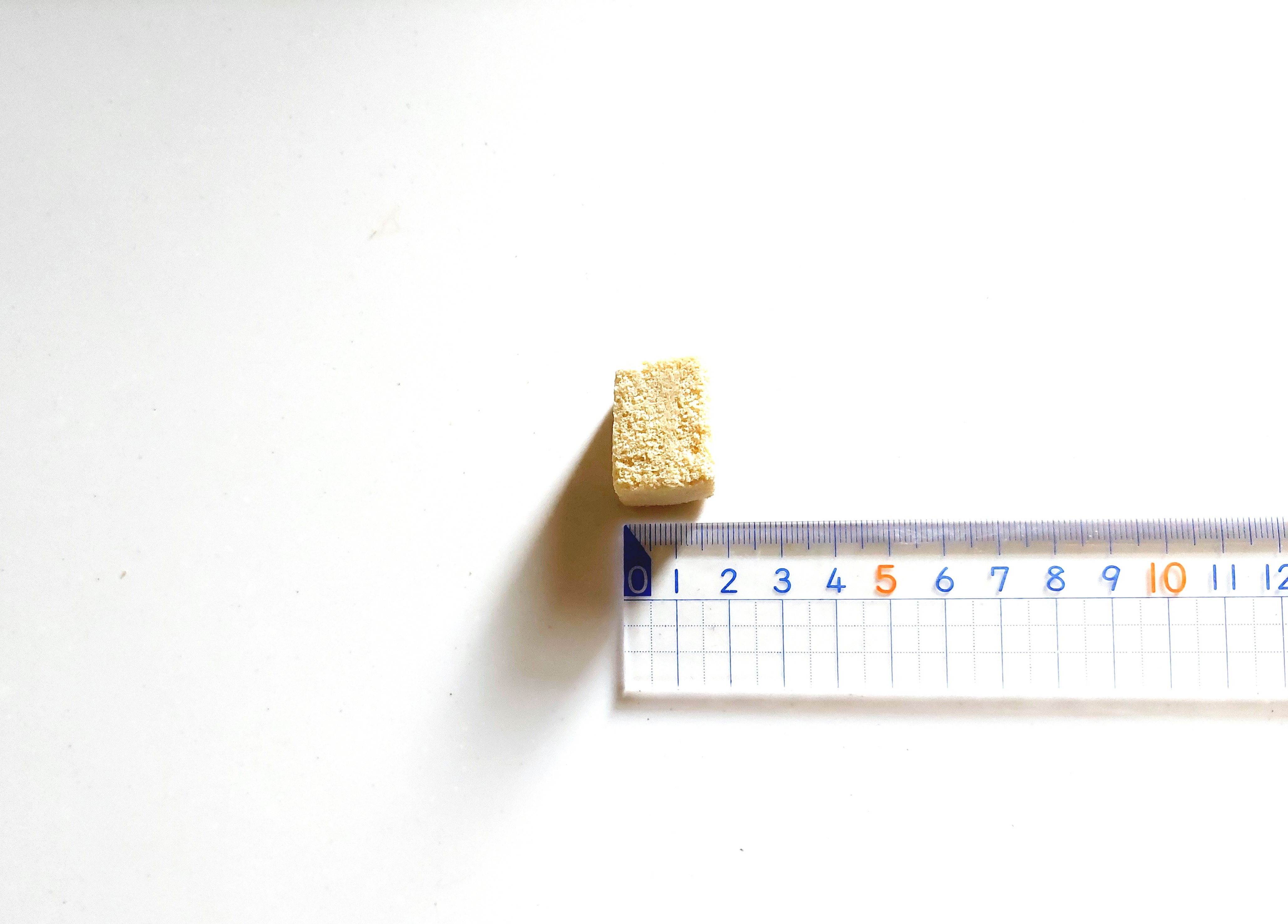 コープ「国産大豆使用ひとくちこうや豆腐(粉末だし3袋付)」厚さ