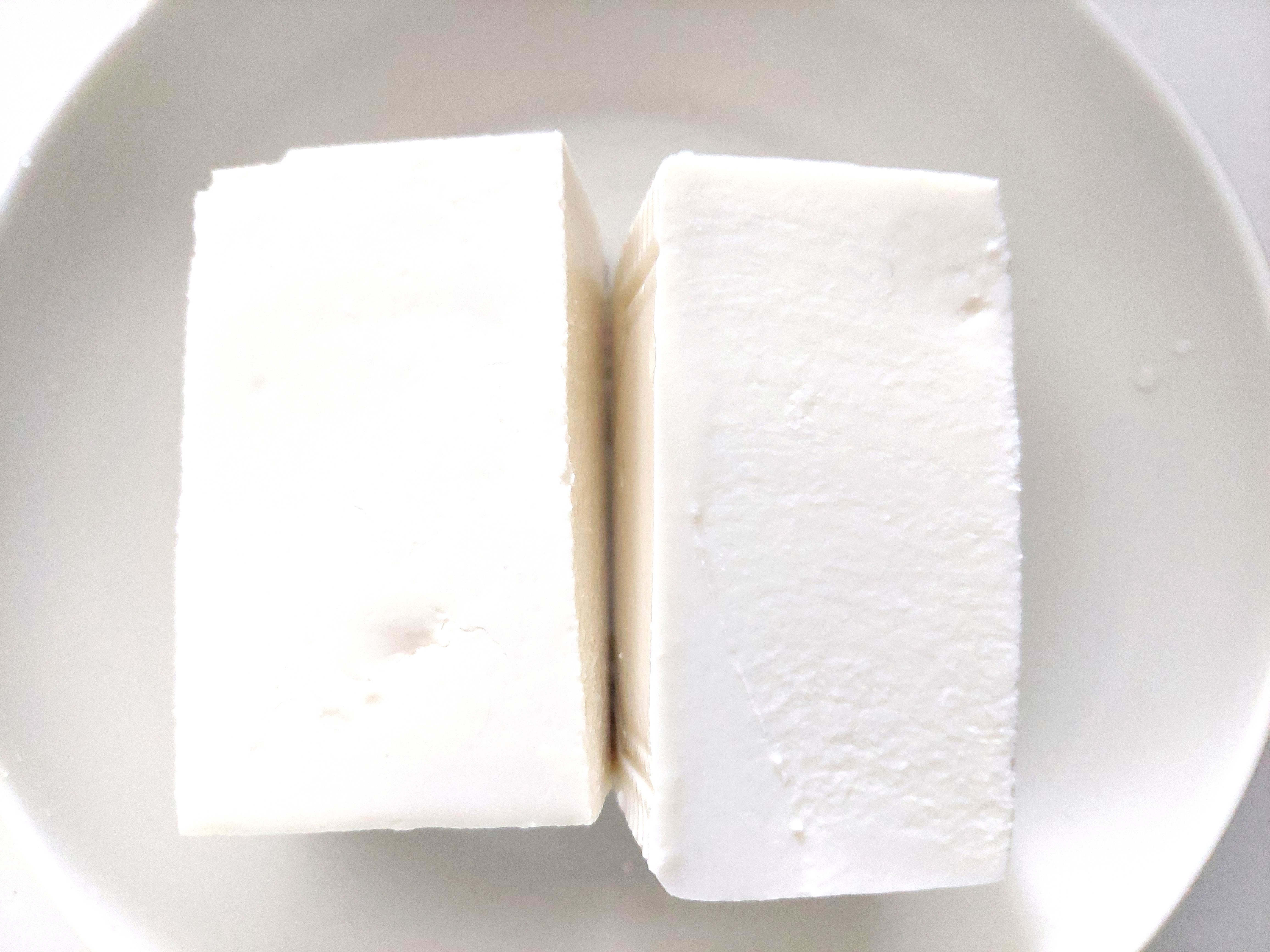 コープ「北海道産大豆ゆきほまれ　絹豆腐」半分に切ってみた