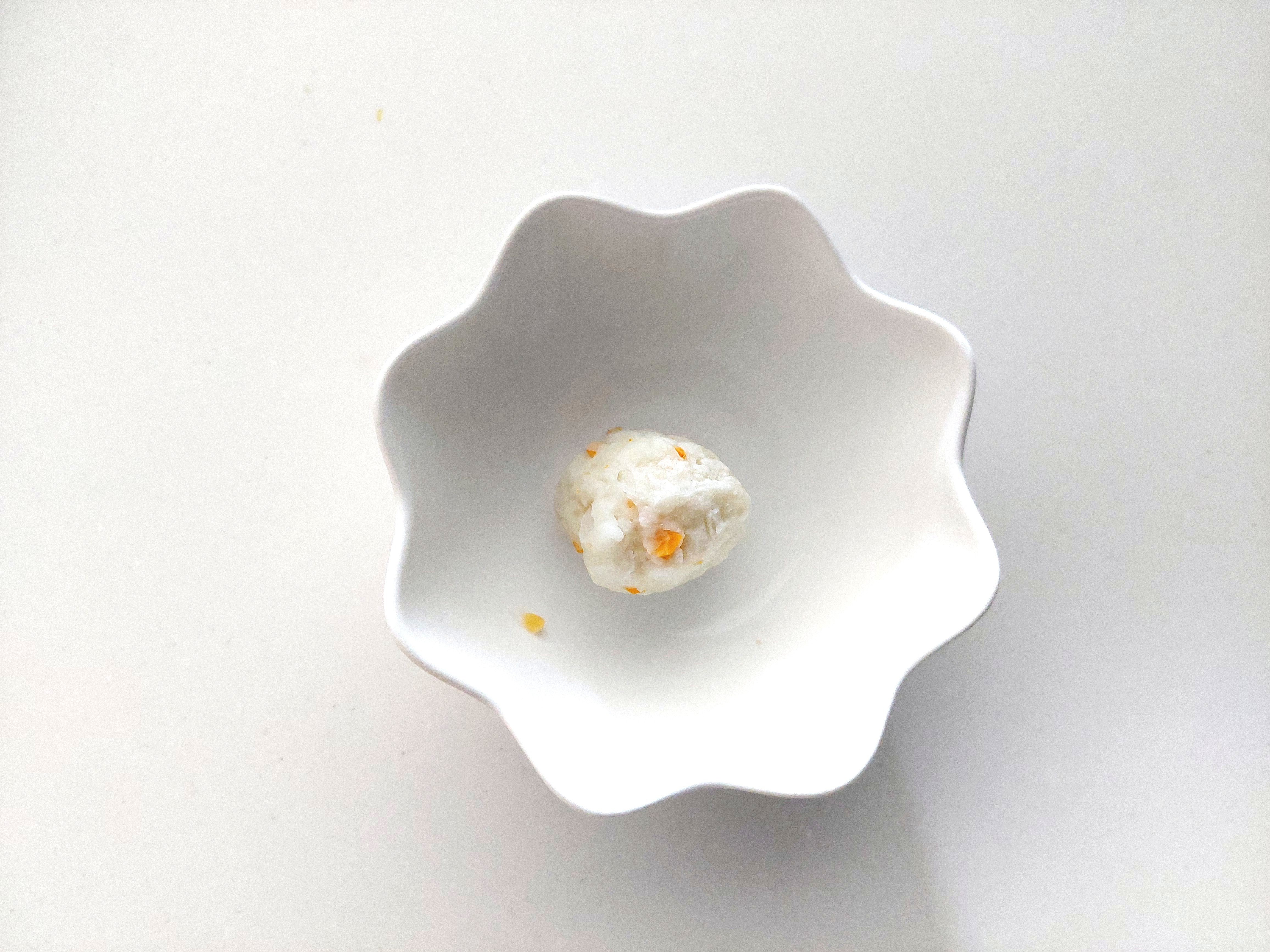 コープきらきらステップ「北海道産白身魚と国産野菜のふんわりつみれ」凍ったまま中身の画像解凍後お画像