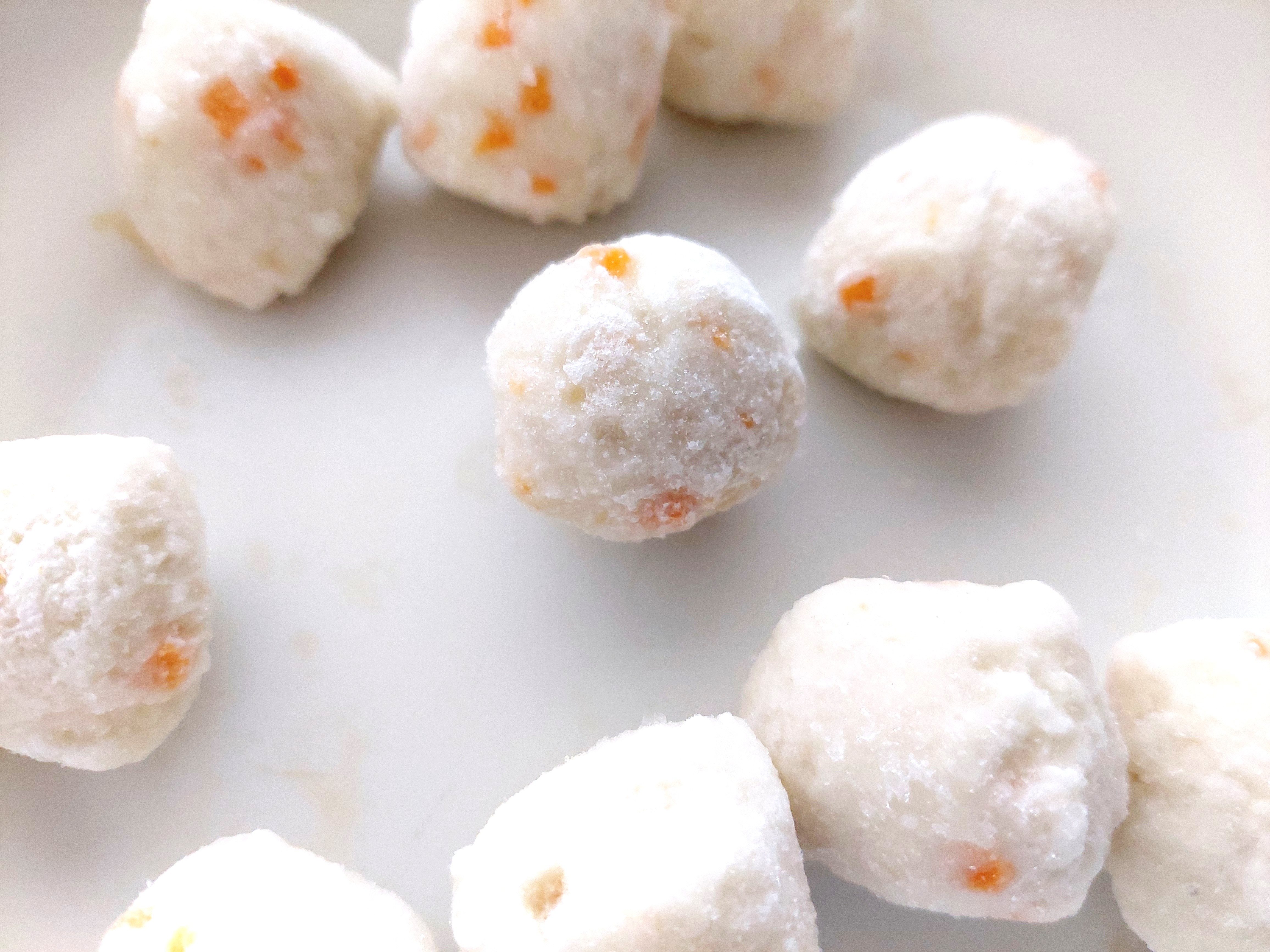 コープきらきらステップ「北海道産白身魚と国産野菜のふんわりつみれ」凍ったまま中身アップの画像