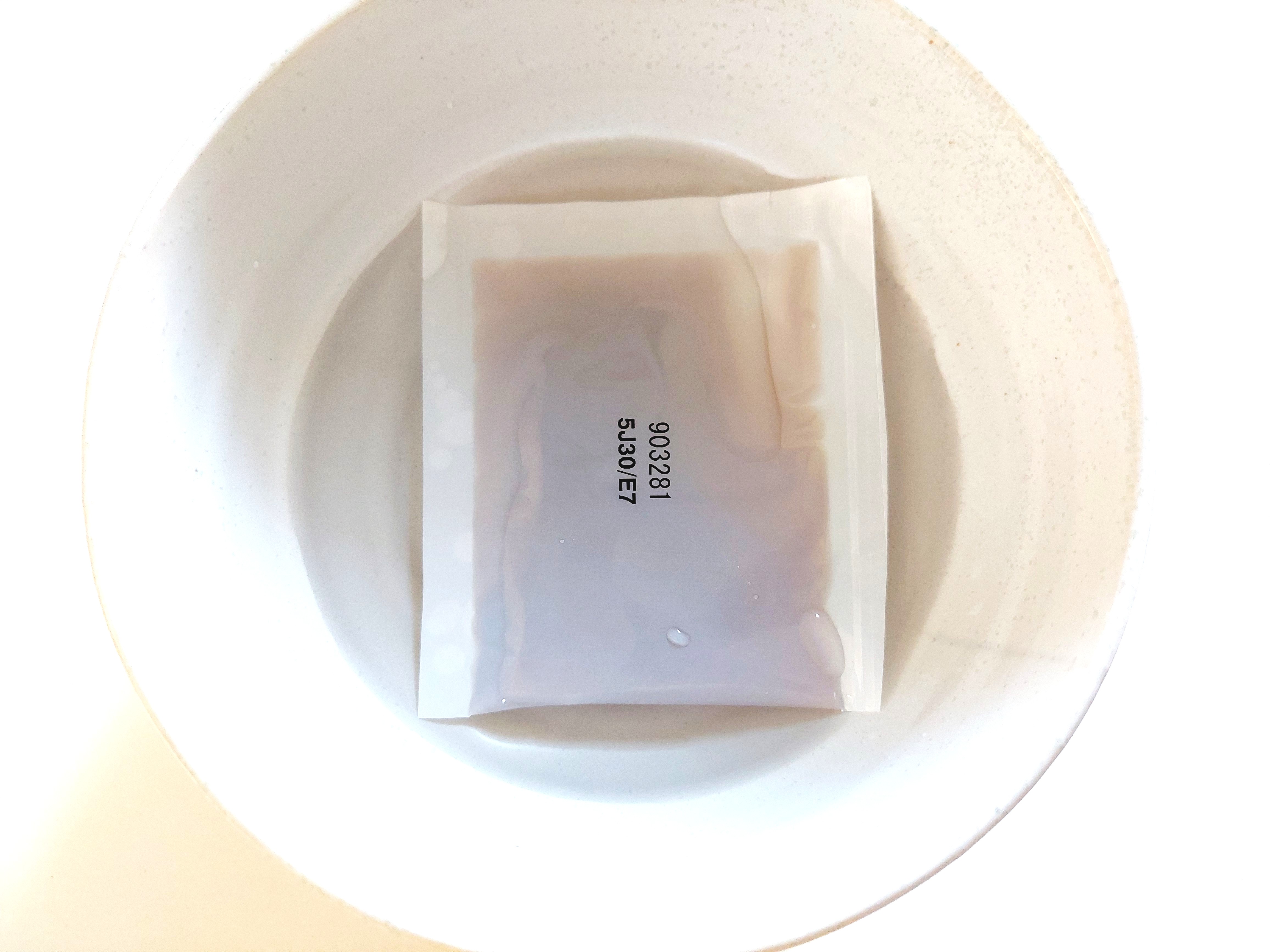 コープ「関西風合わせだしが自慢１０種具材の鍋焼うどん」スープを解凍しておく