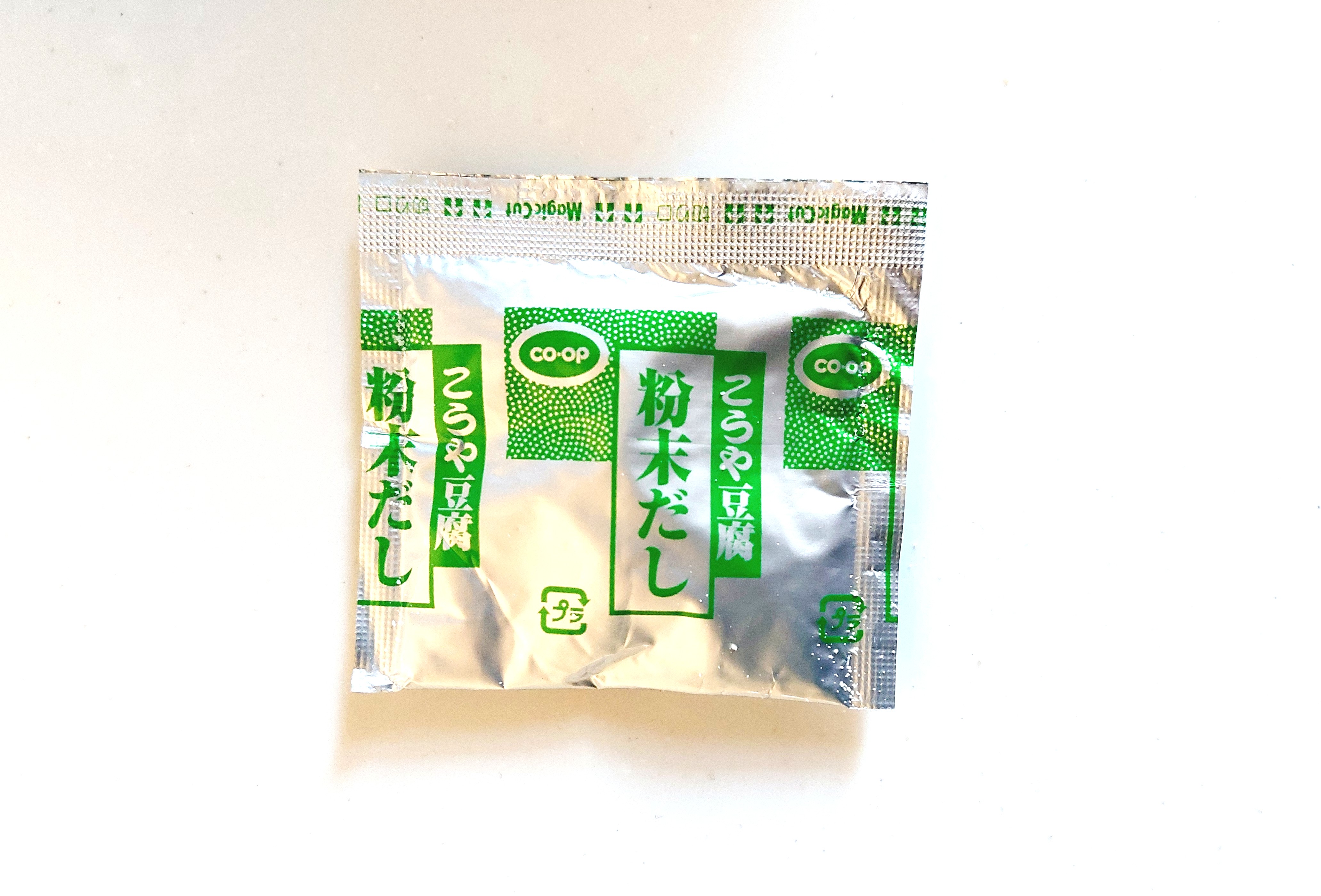 コープ「国産大豆使用ひとくちこうや豆腐(粉末だし3袋付)」粉末だし表