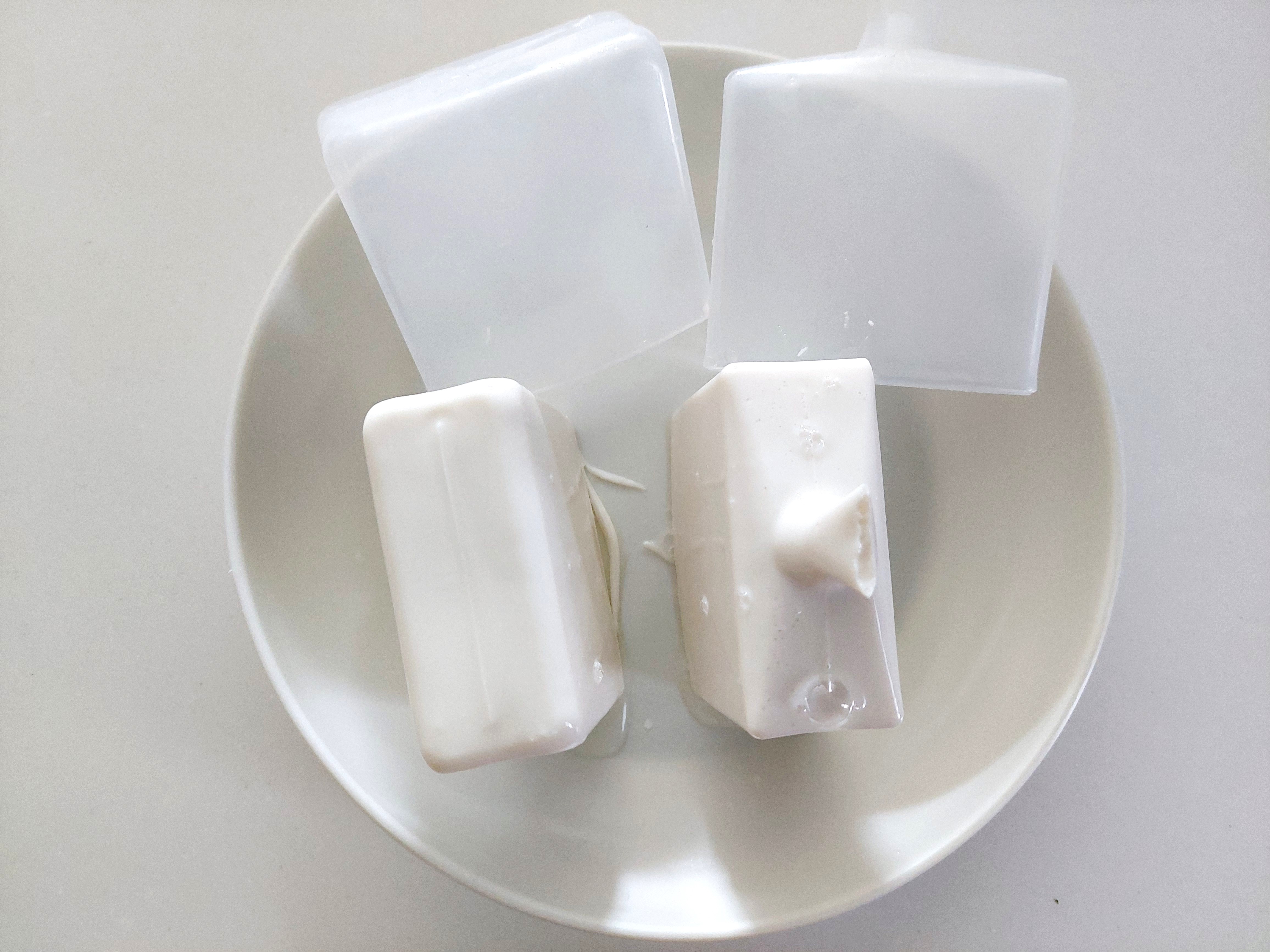 コープ「国産大豆絹ごし豆腐（充填豆腐）」中身を取り出してみた縦