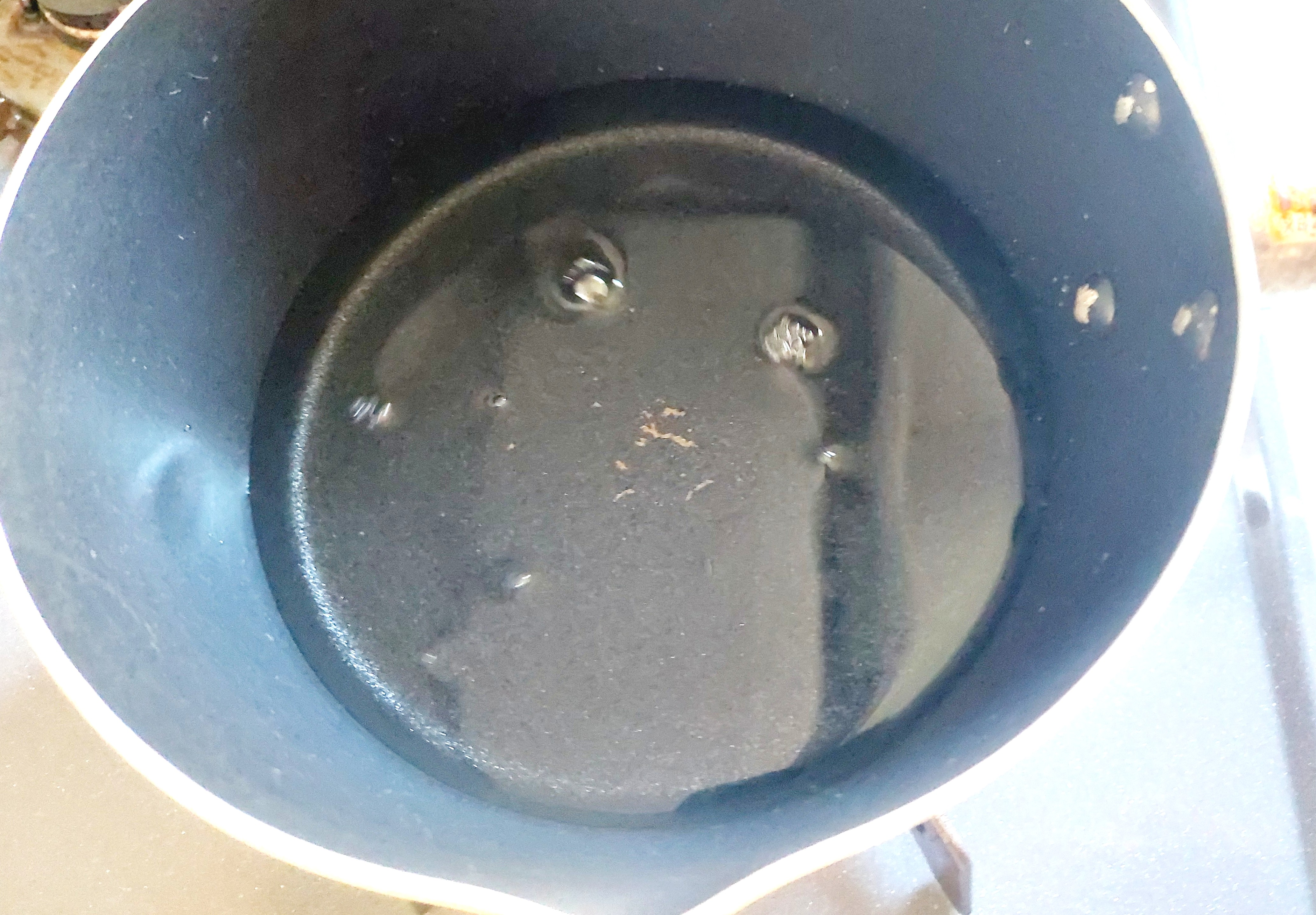 コープ「関西風合わせだしが自慢１０種具材の鍋焼うどん」お湯をわかす