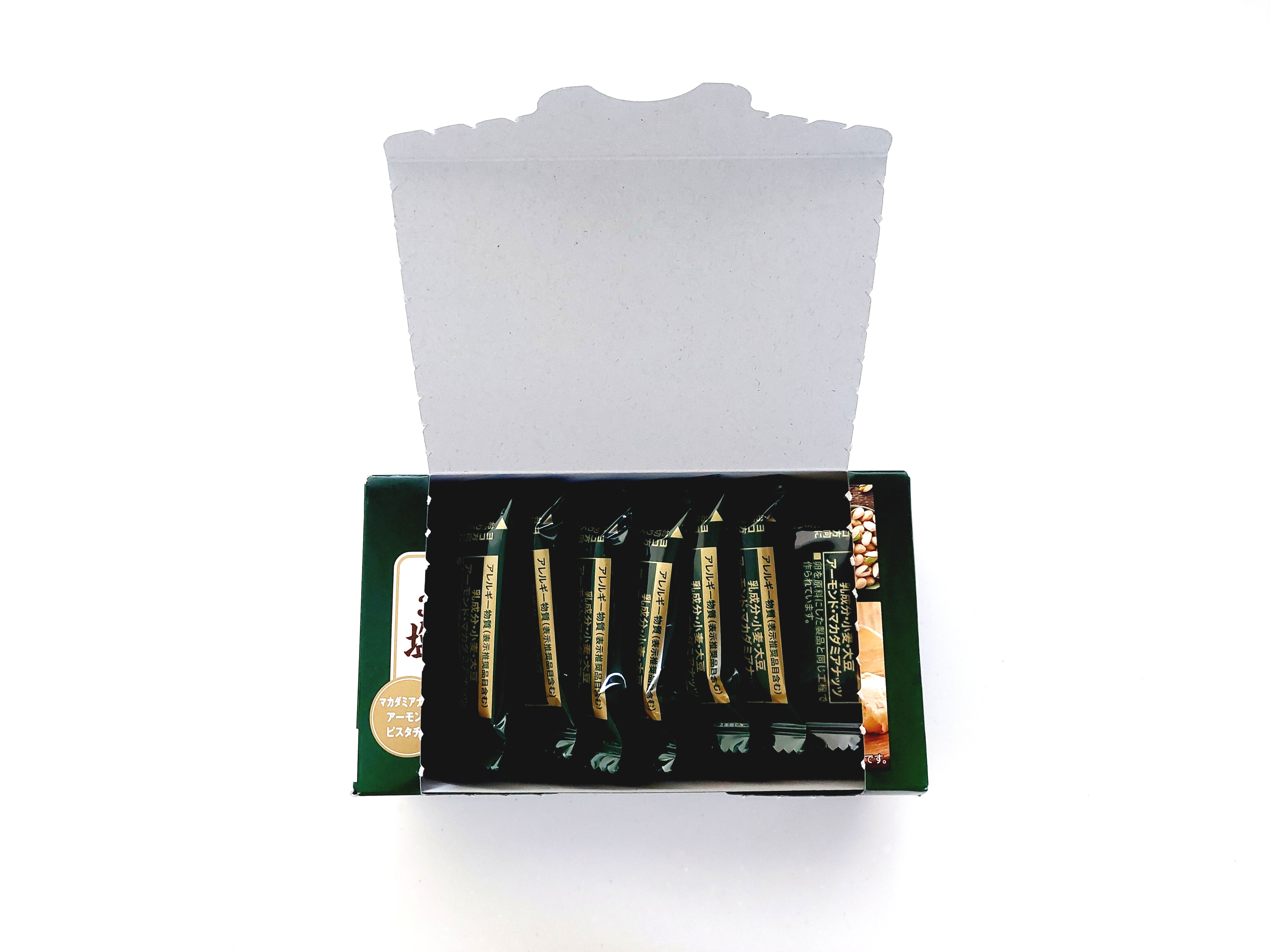 コープクオリティ「3種のナッツが入った塩バターサブレ」フタをあけてみた