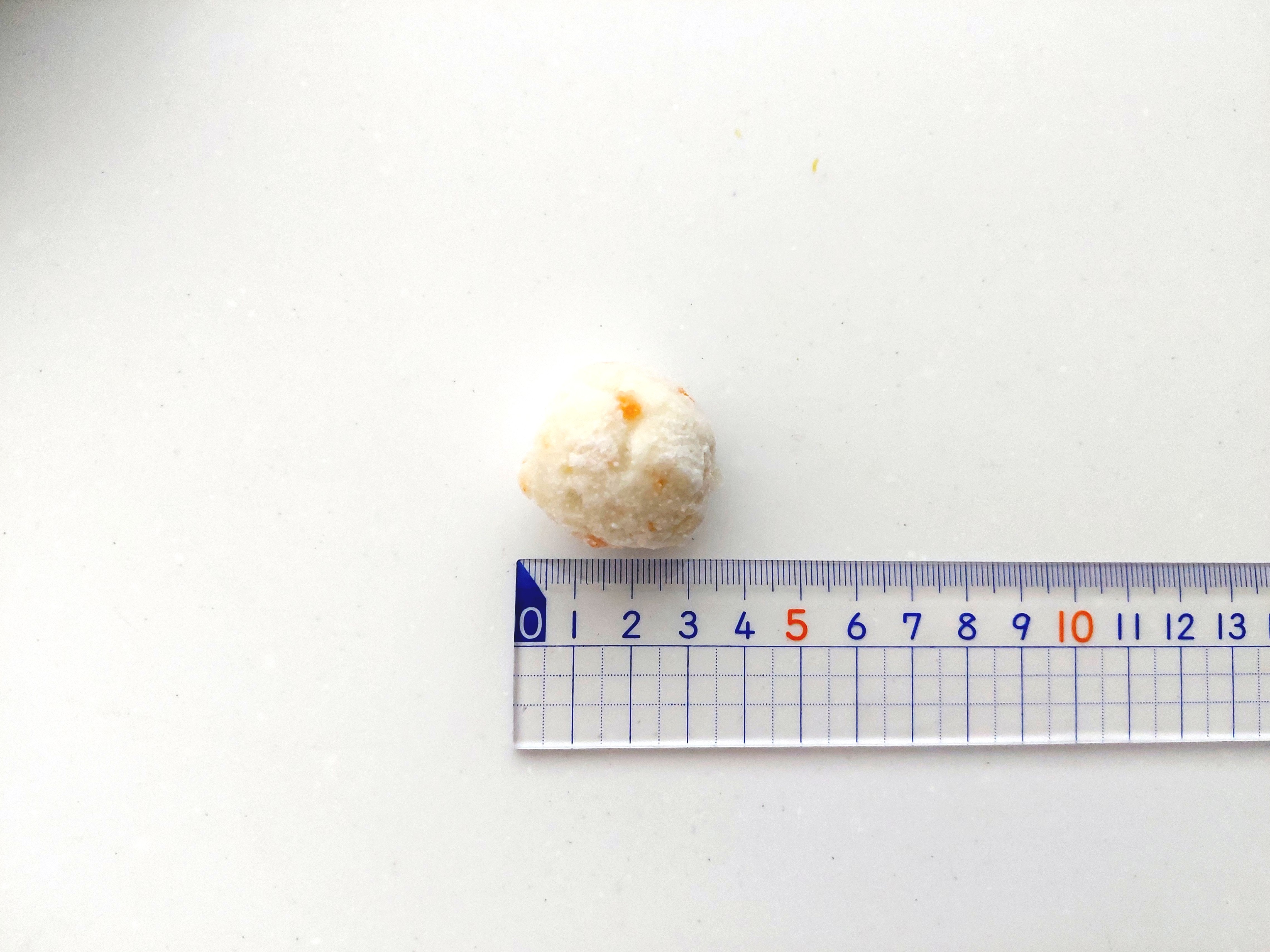 コープきらきらステップ「北海道産白身魚と国産野菜のふんわりつみれ」凍ったまま中身の画像長さを測ってみた