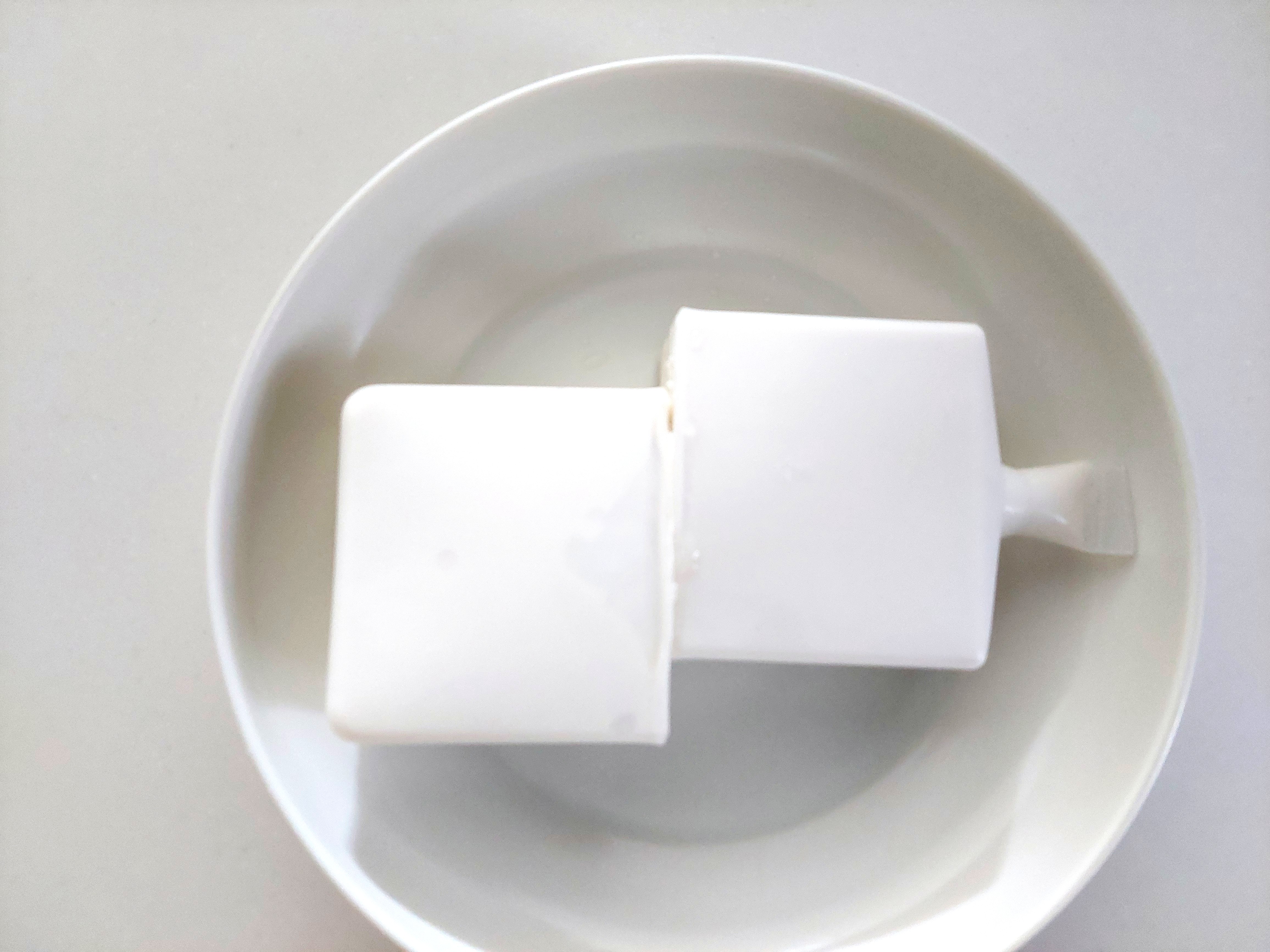 コープ「国産大豆絹ごし豆腐（充填豆腐）」半分に切ってみた