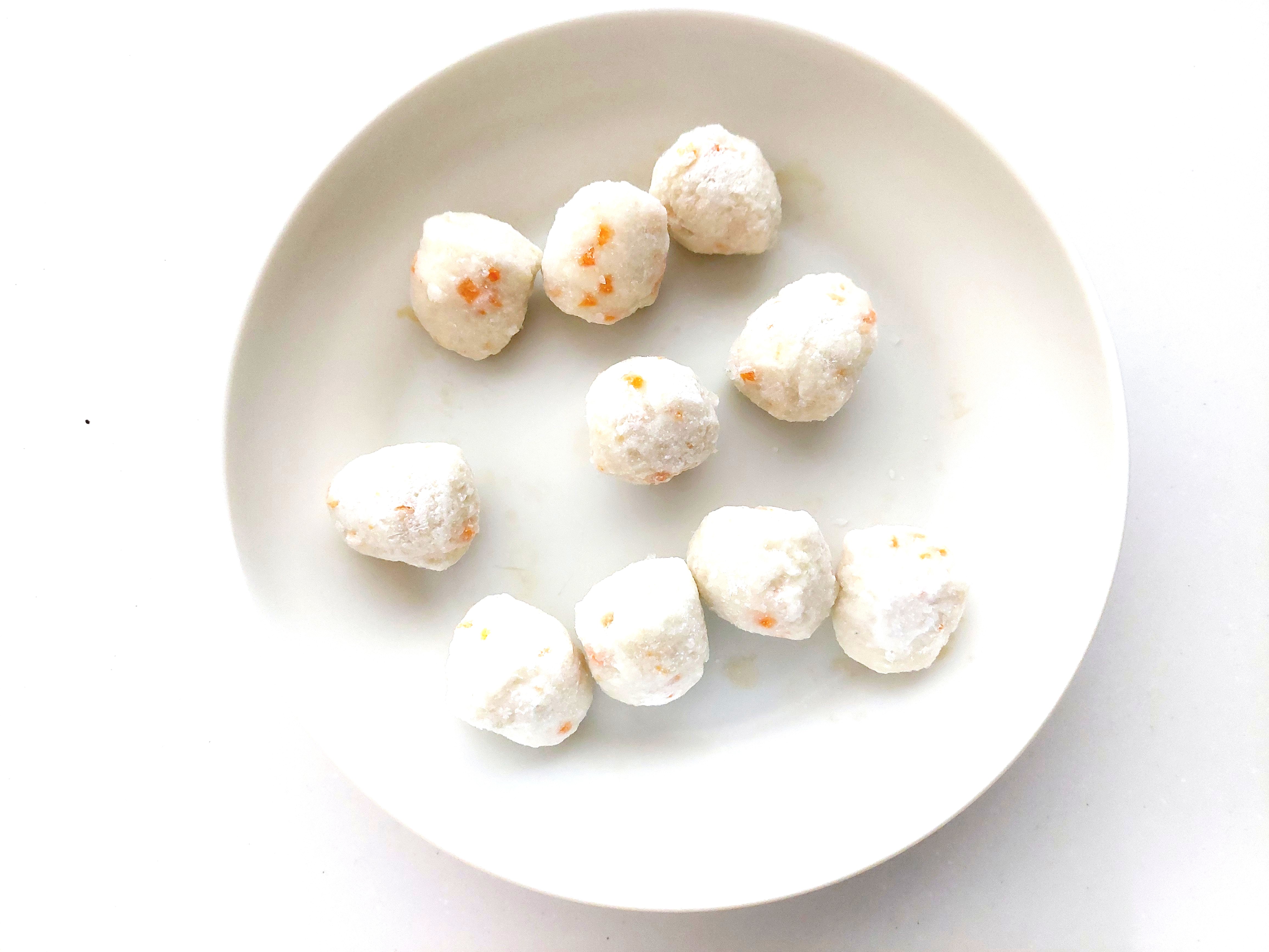 コープきらきらステップ「北海道産白身魚と国産野菜のふんわりつみれ」凍ったまま中身の画像