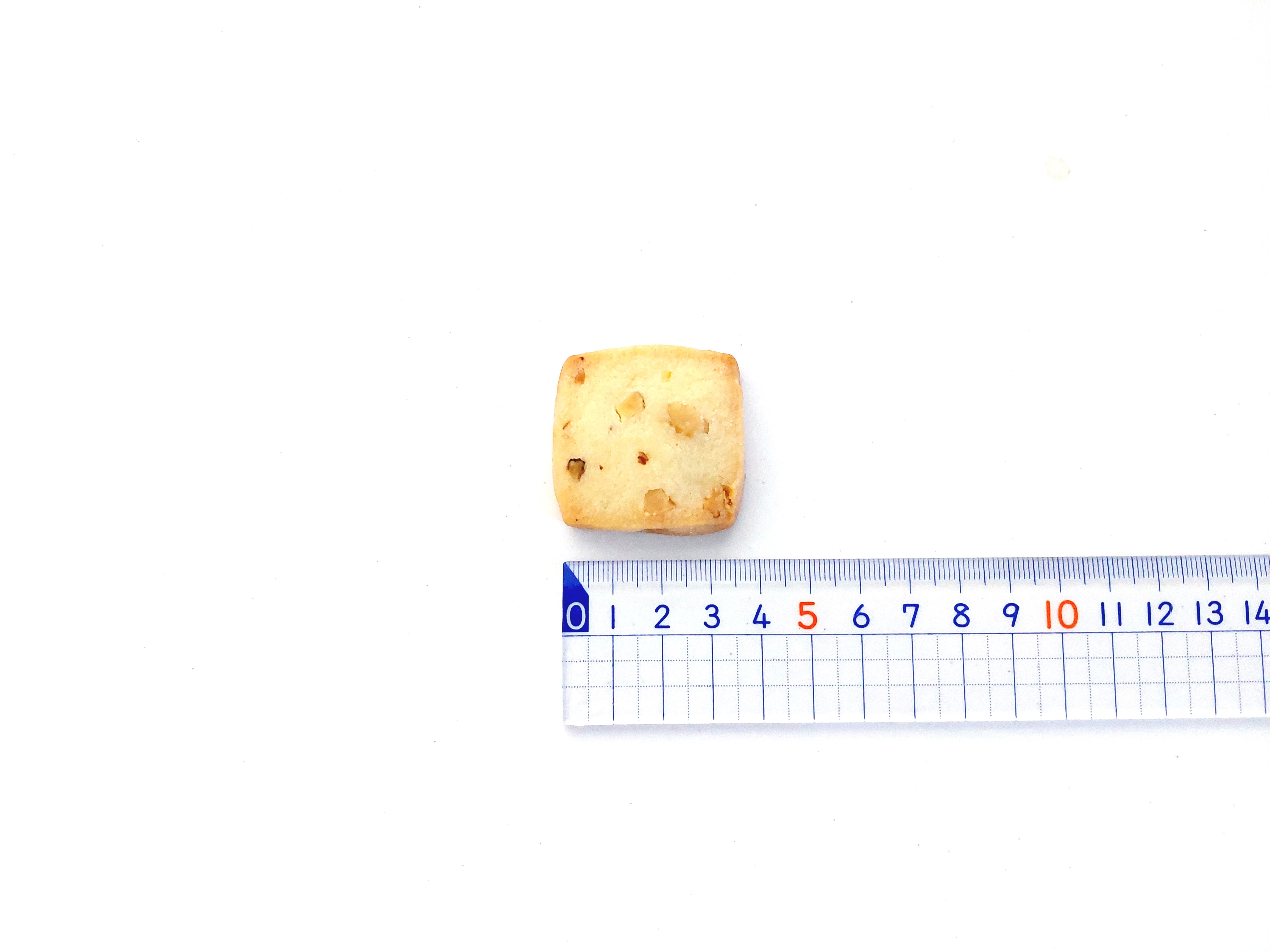 コープクオリティ「3種のナッツが入った塩バターサブレ」直径