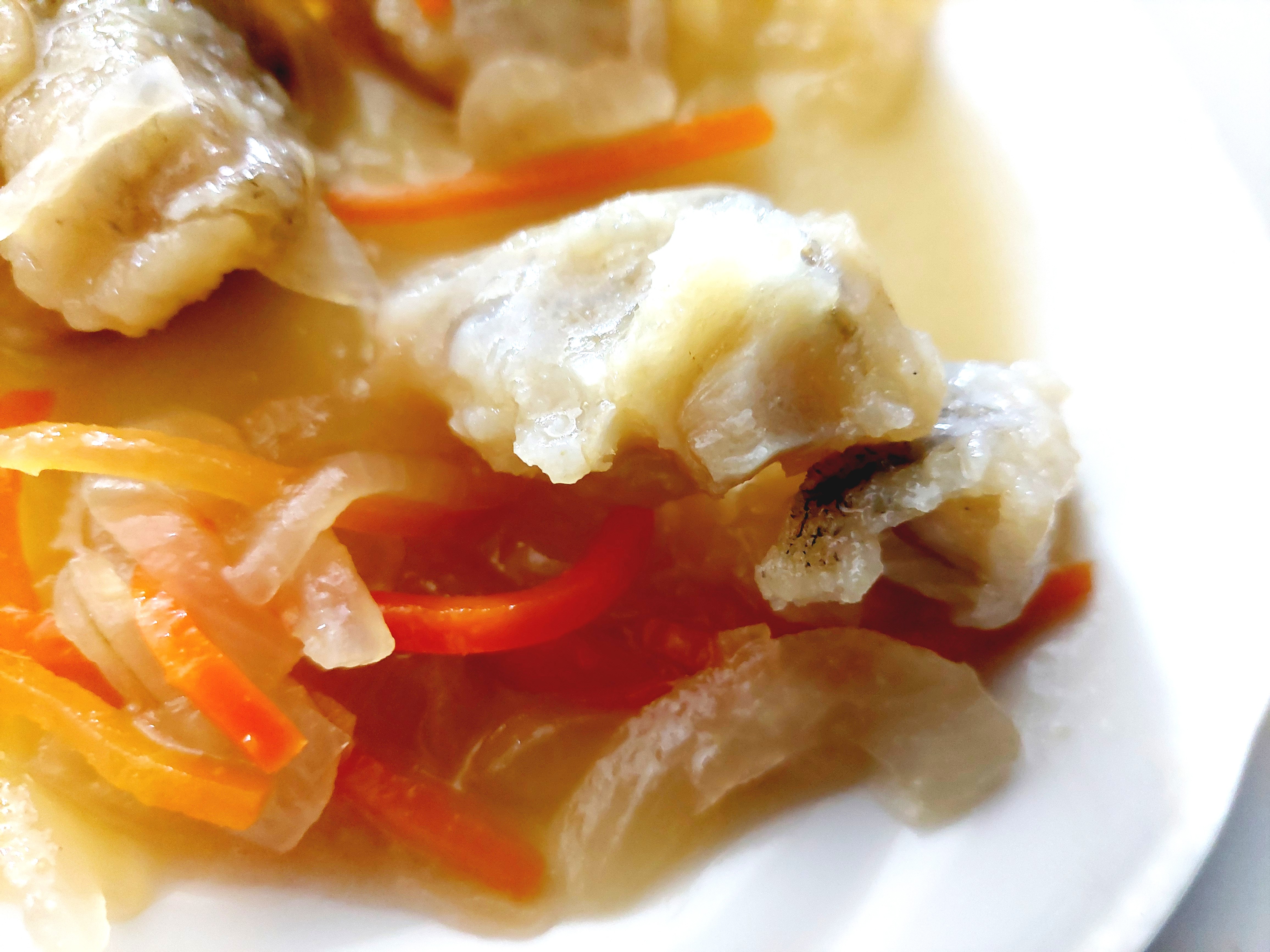 コープ「白身魚の甘酢あんかけ」白身魚半分に割ってみた