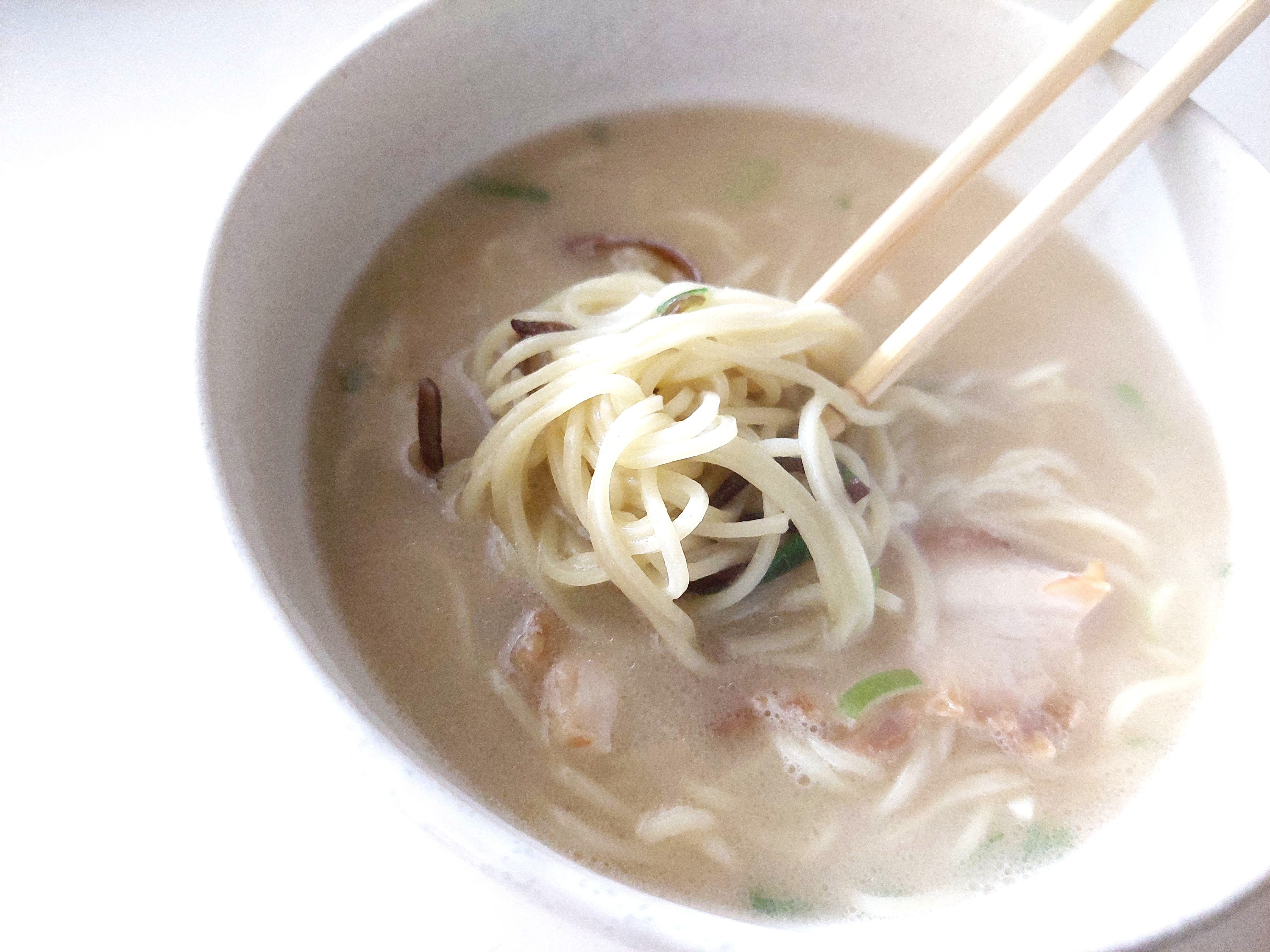 コープ「博多一風堂監修　博多とんこつラーメン（白丸元味）」麺アップ