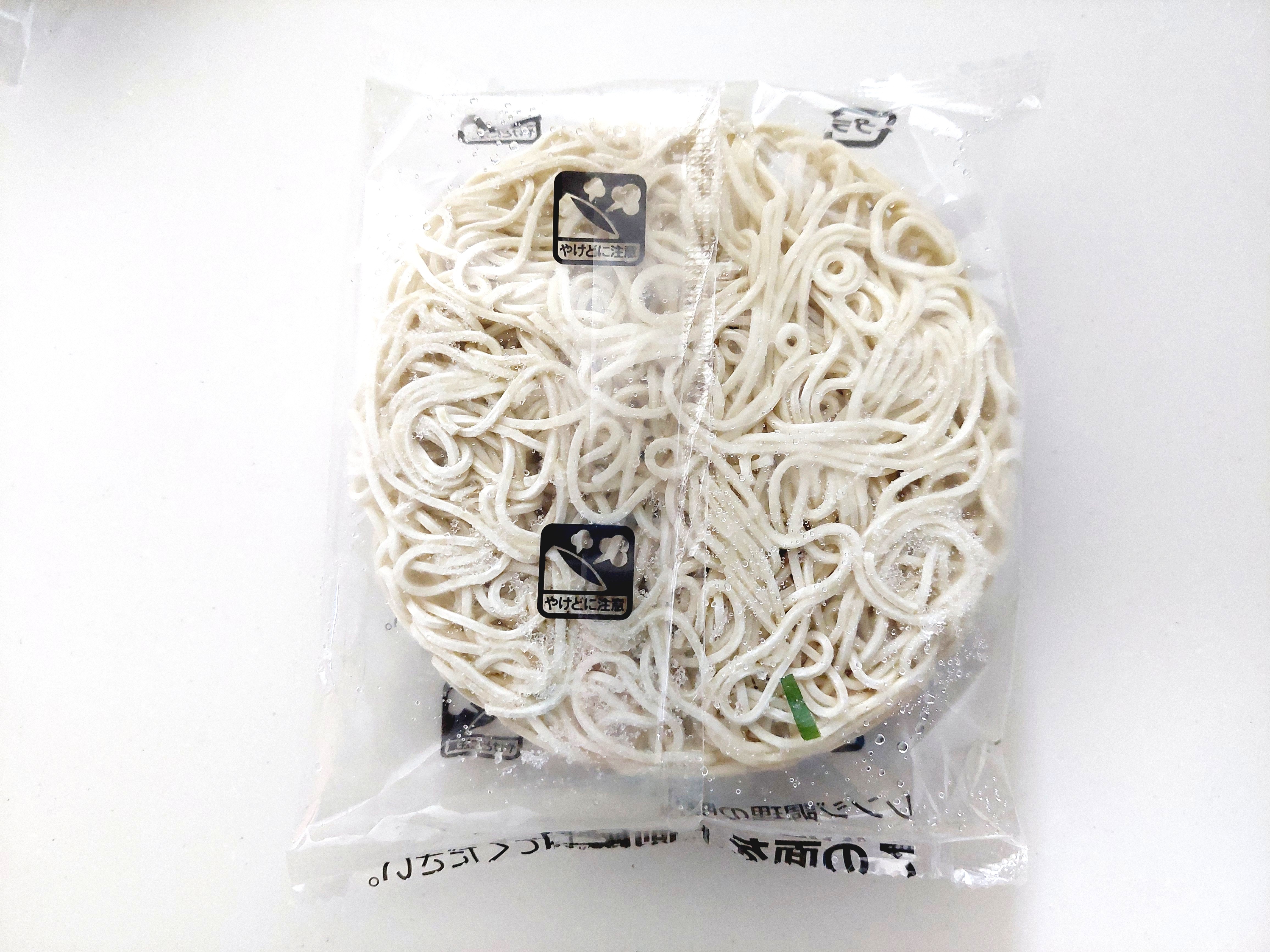 コープ「博多一風堂監修　博多とんこつラーメン（白丸元味）」凍ったままの具付き麺裏