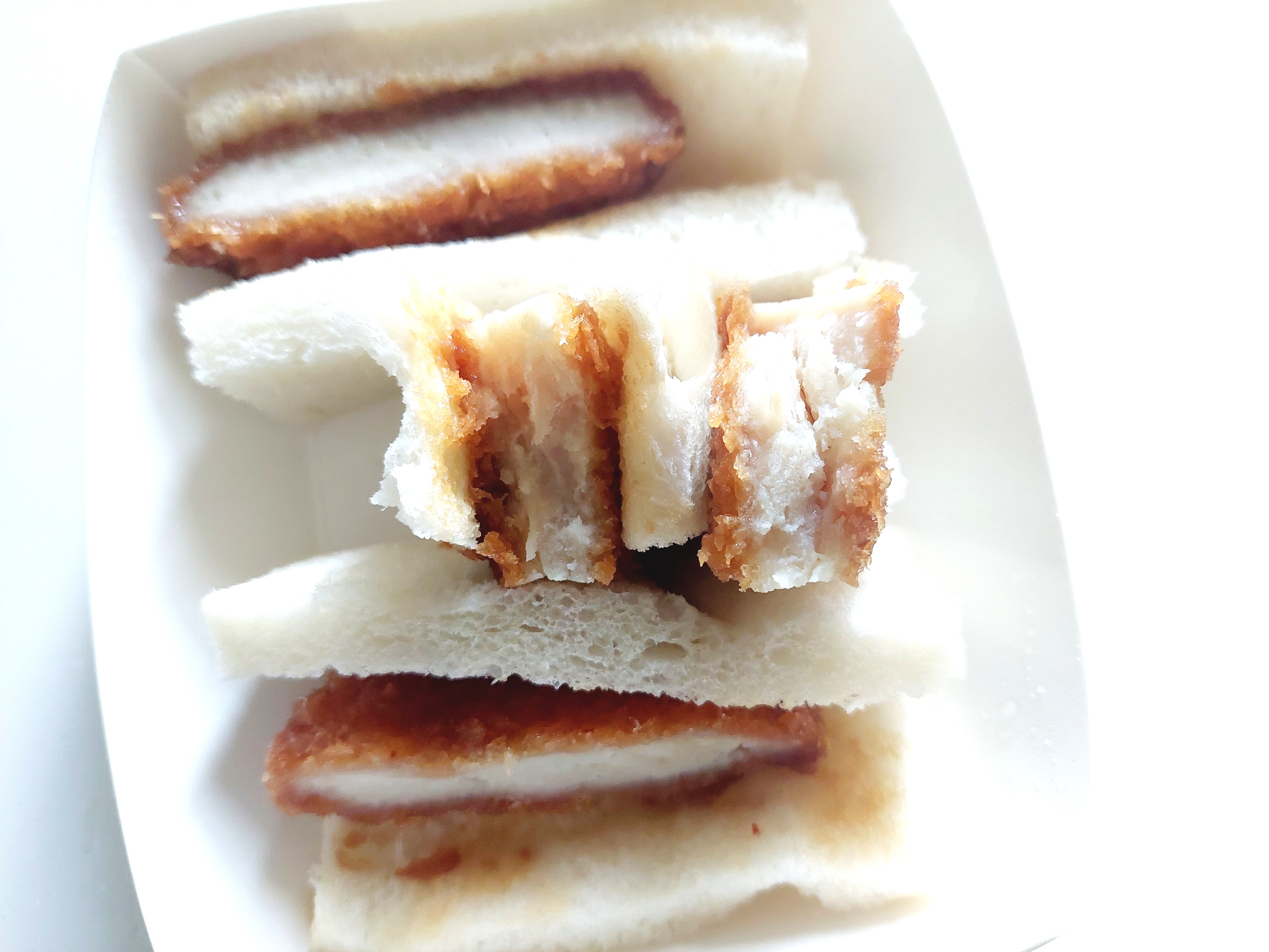 コープ「甘辛チキン南蛮カツサンド」半分に割ってみた