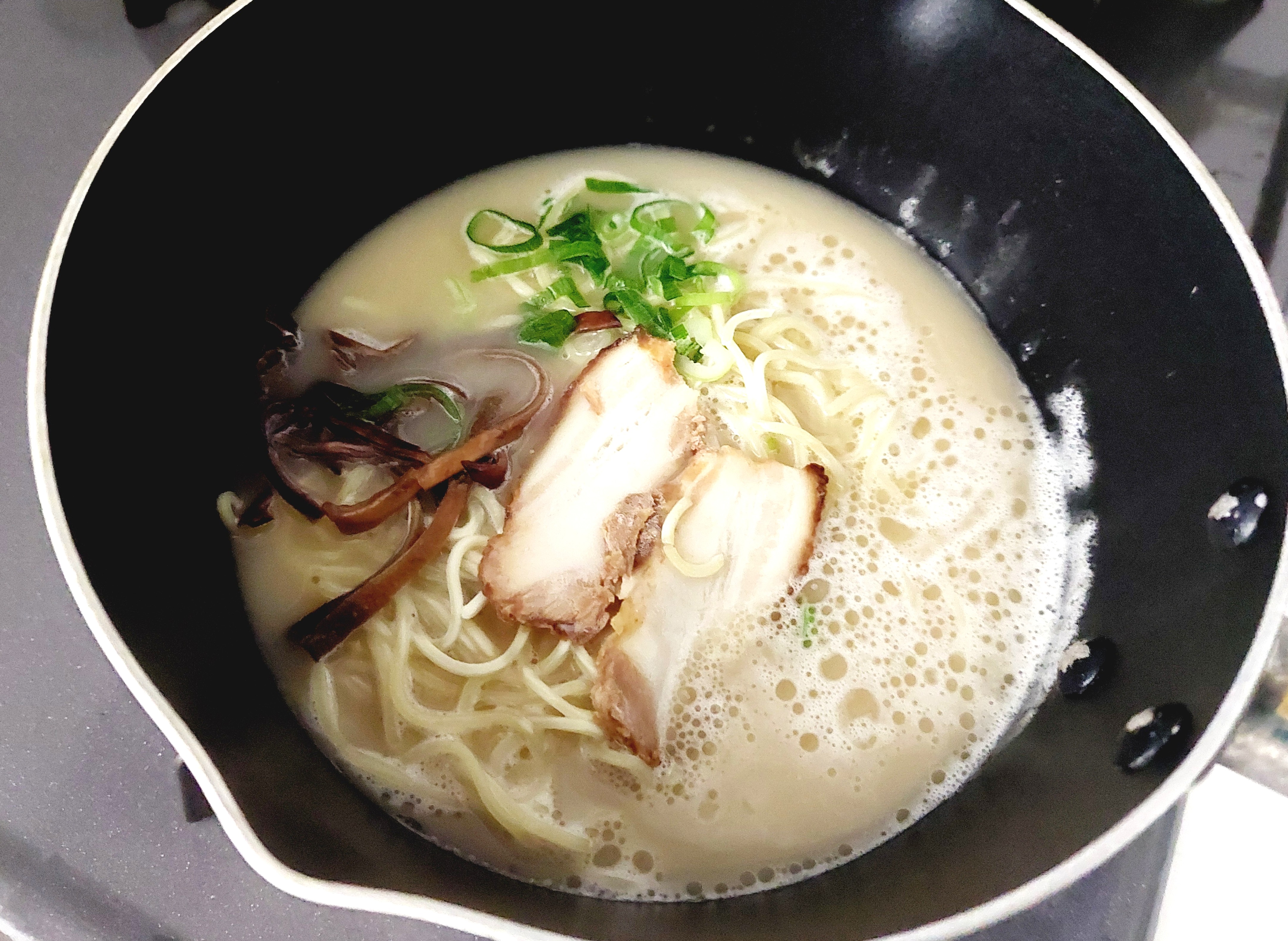 コープ「博多一風堂監修　博多とんこつラーメン（白丸元味）」鍋に具付き麺を入れる
