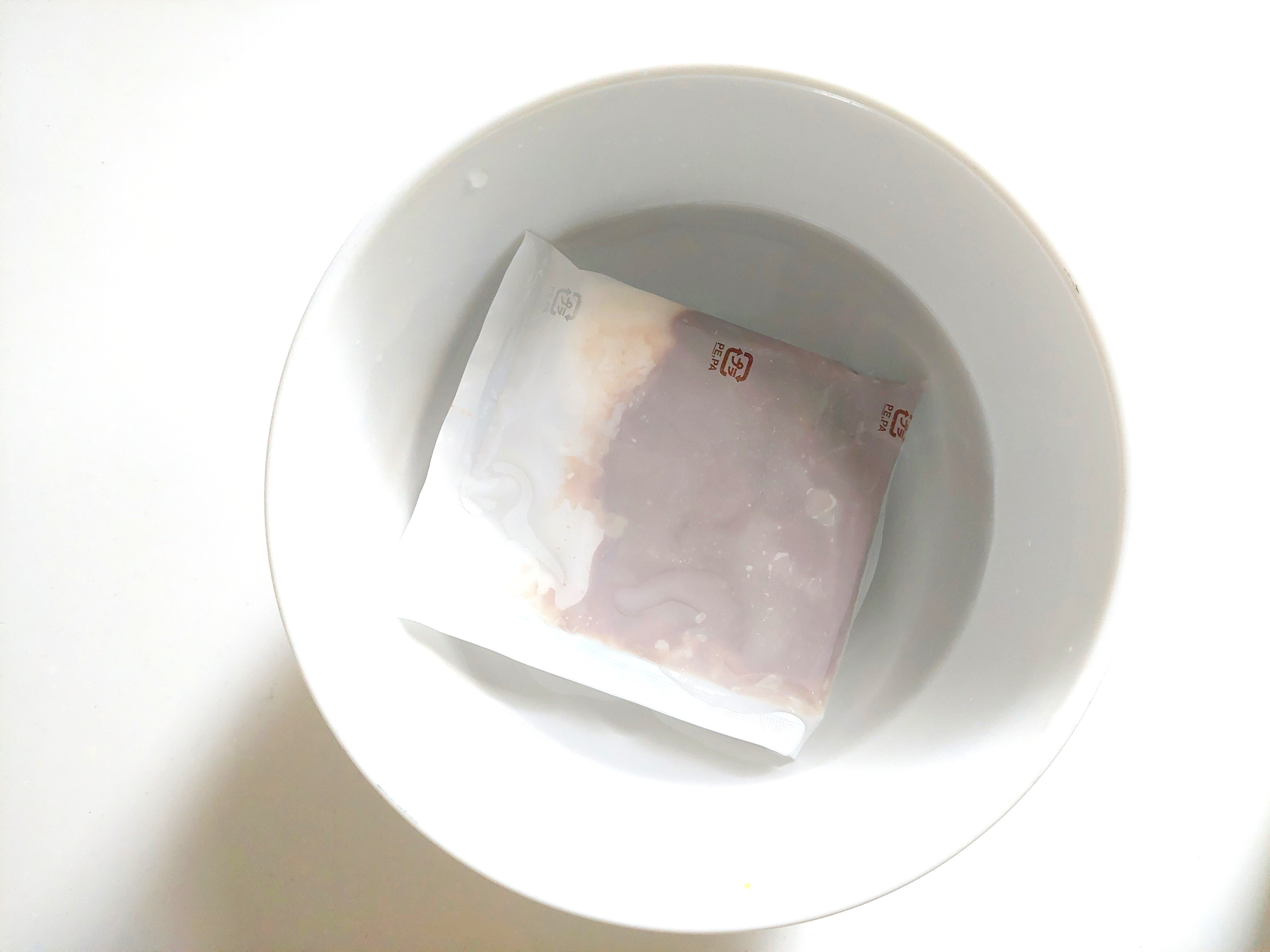 コープ「けやき監修　札幌味噌ラーメン」添付ダレ解凍中